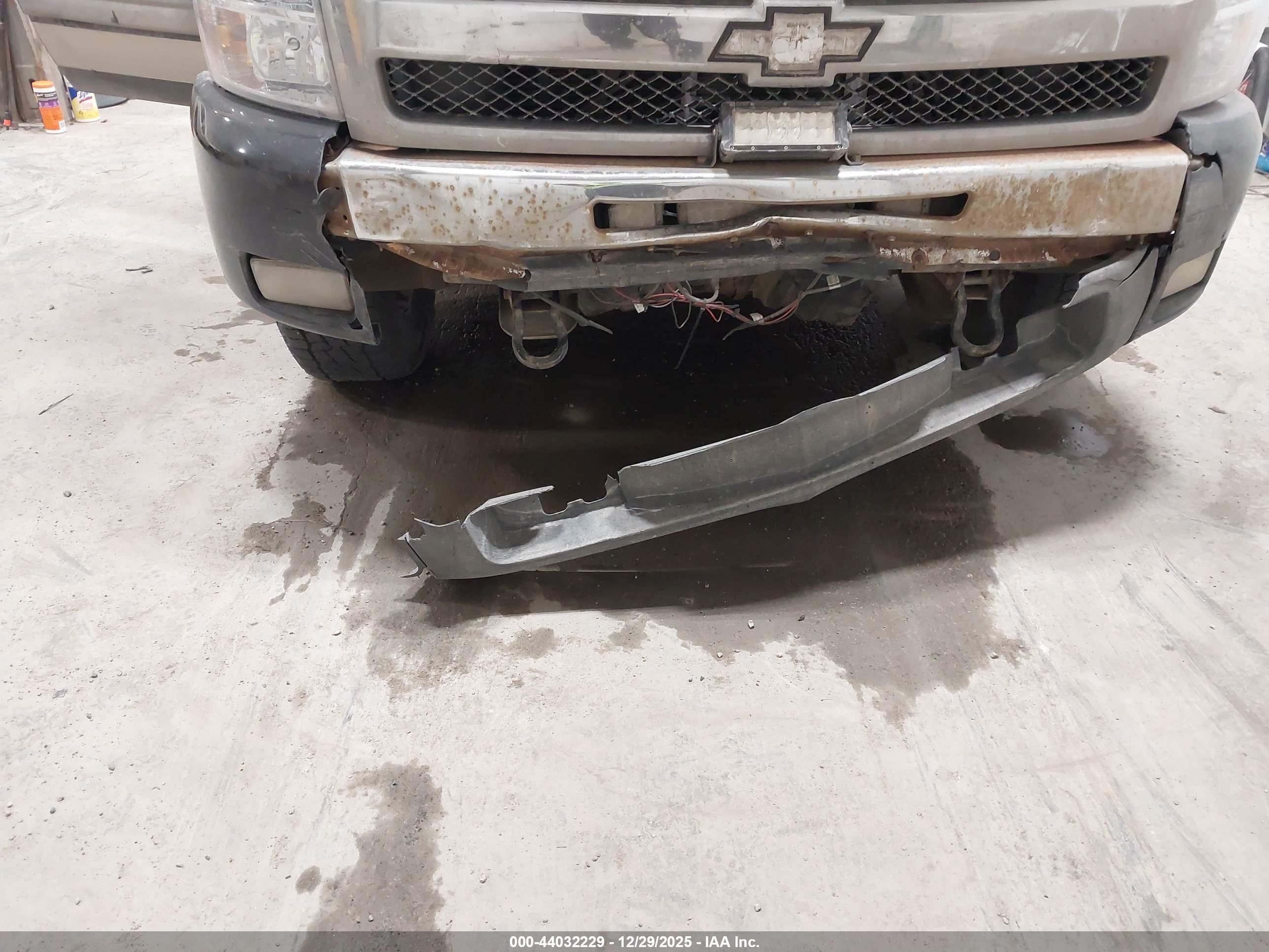 CHEVROLET SILVERADO image 6