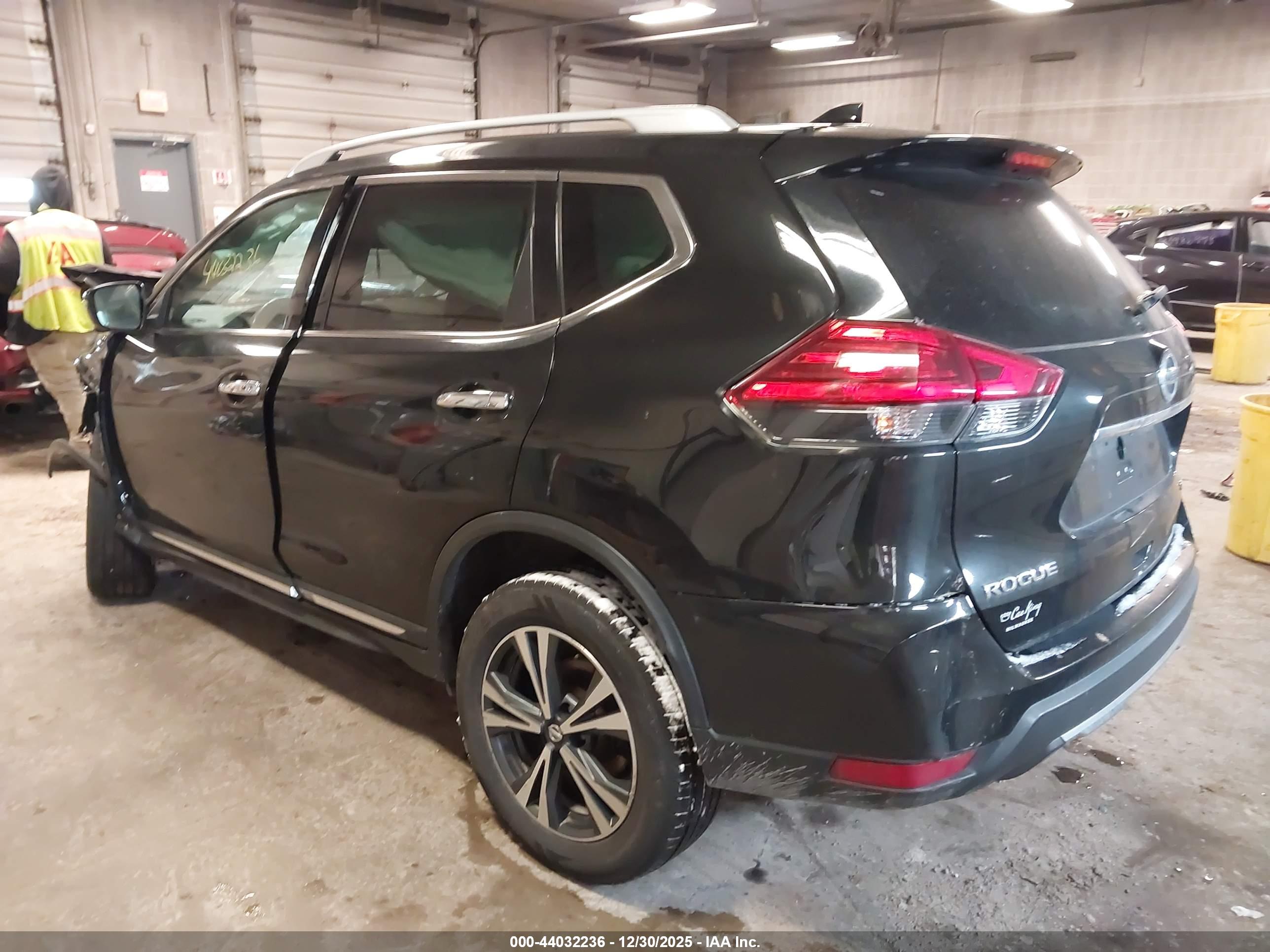 NISSAN ROGUE image 3