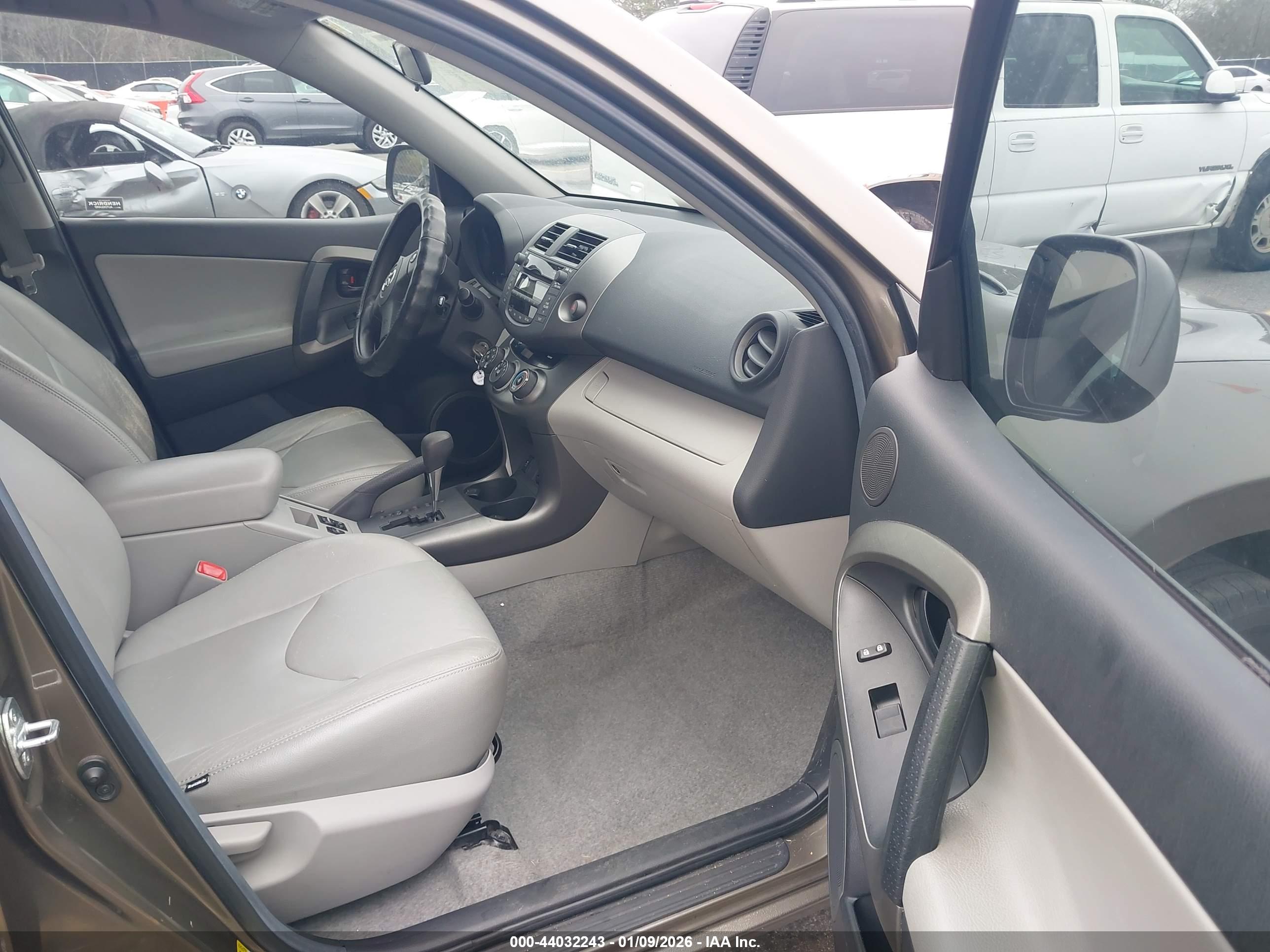 TOYOTA RAV4 image 5