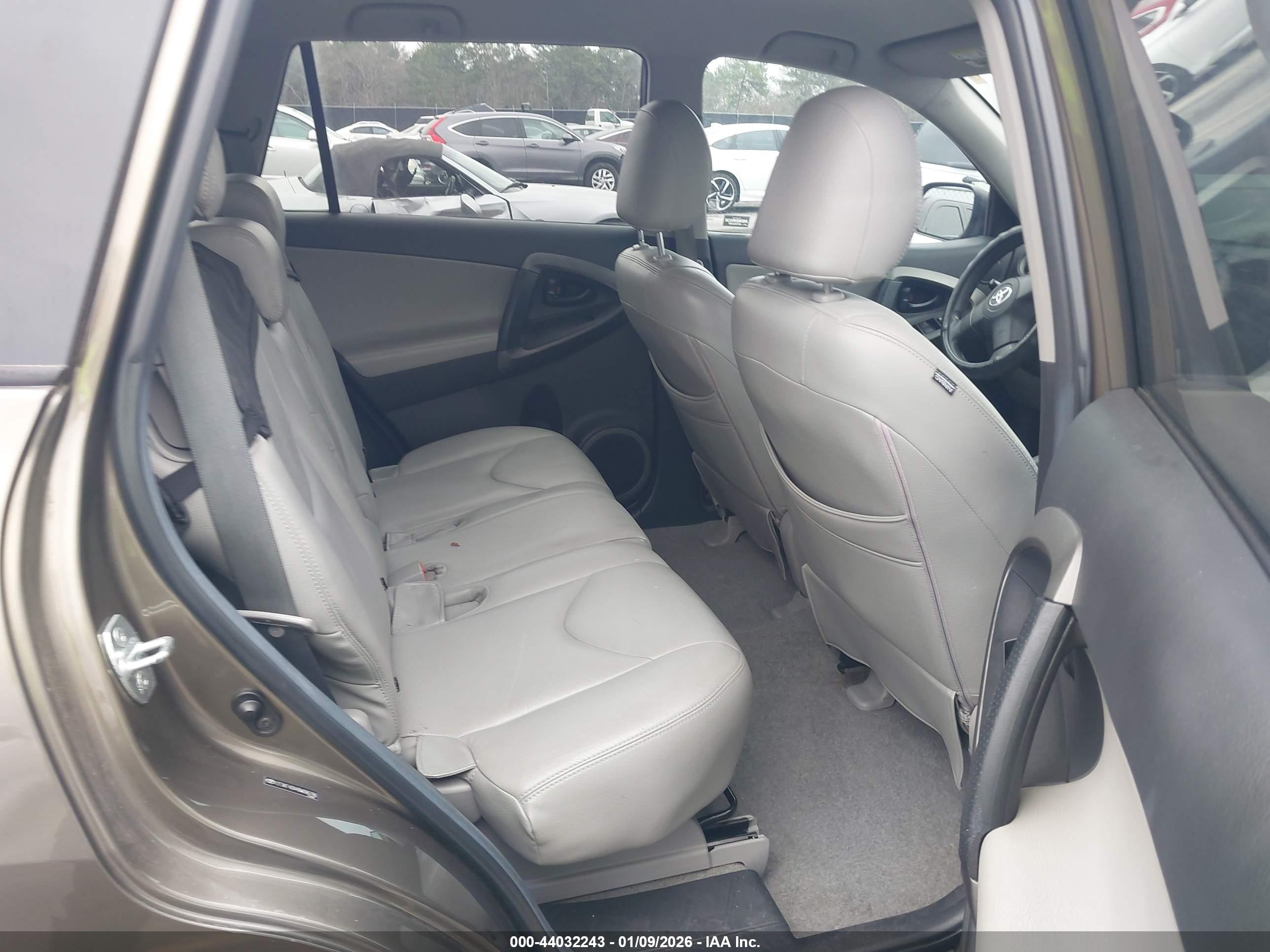TOYOTA RAV4 image 8