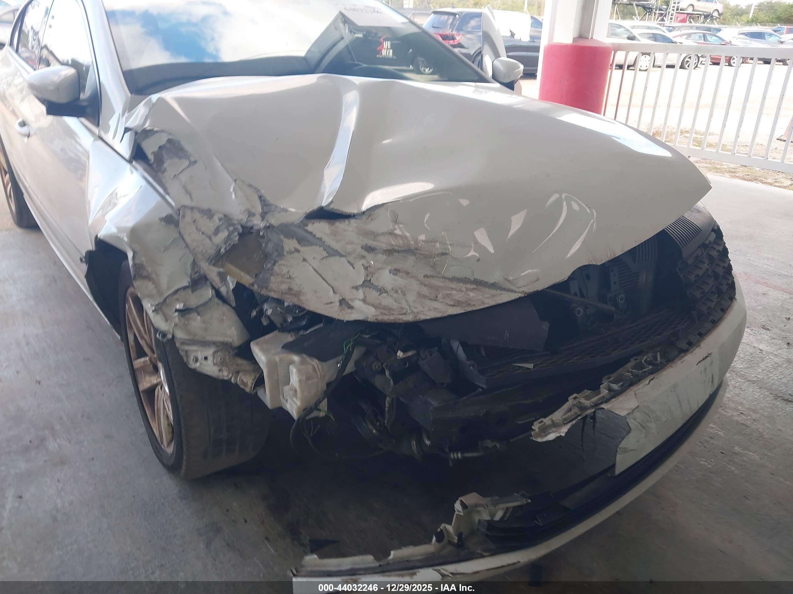 VOLKSWAGEN CC image 6