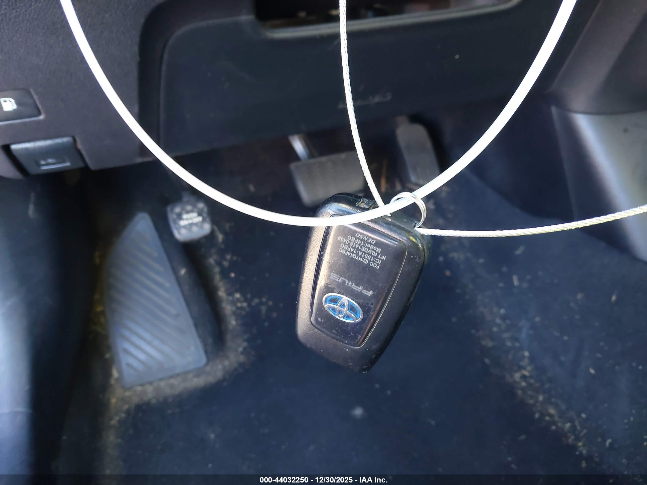 TOYOTA PRIUS image 11