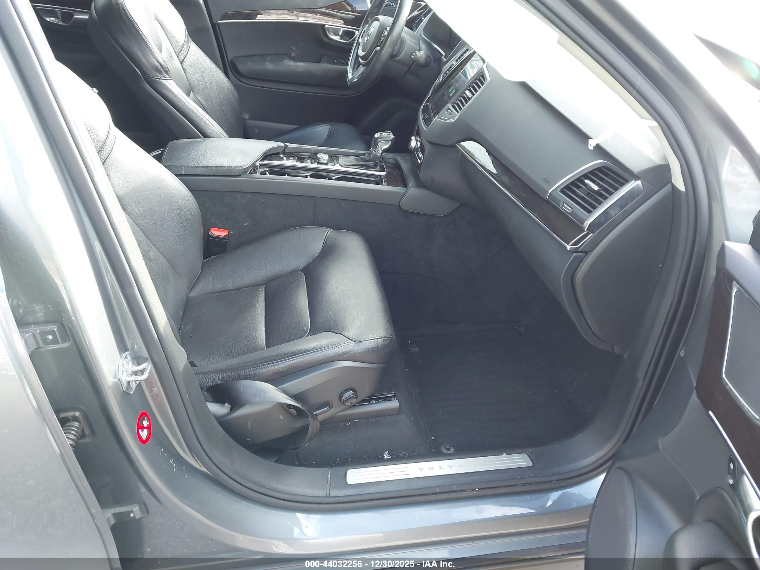 VOLVO XC90 image 5
