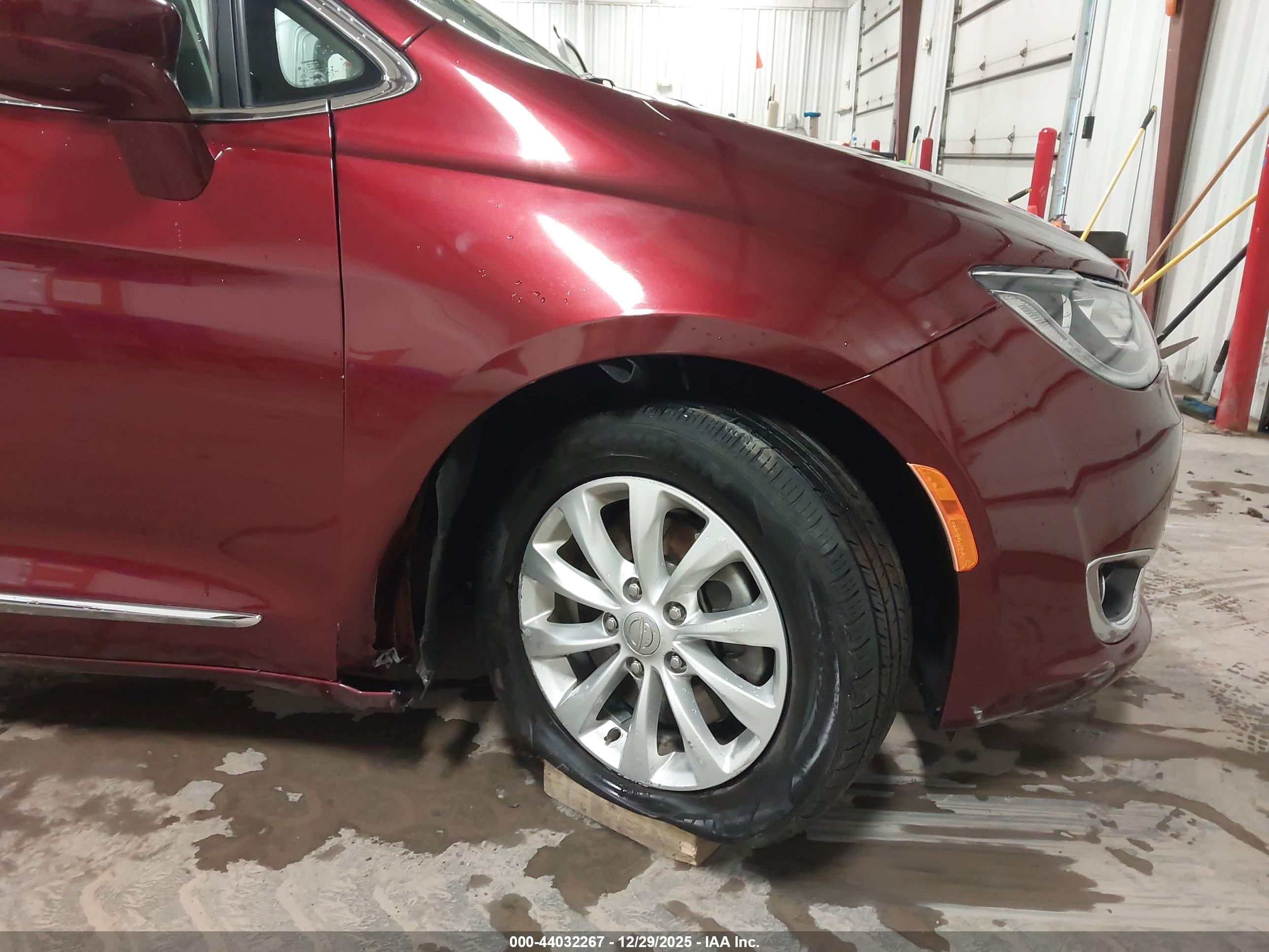 CHRYSLER PACIFICA image 6