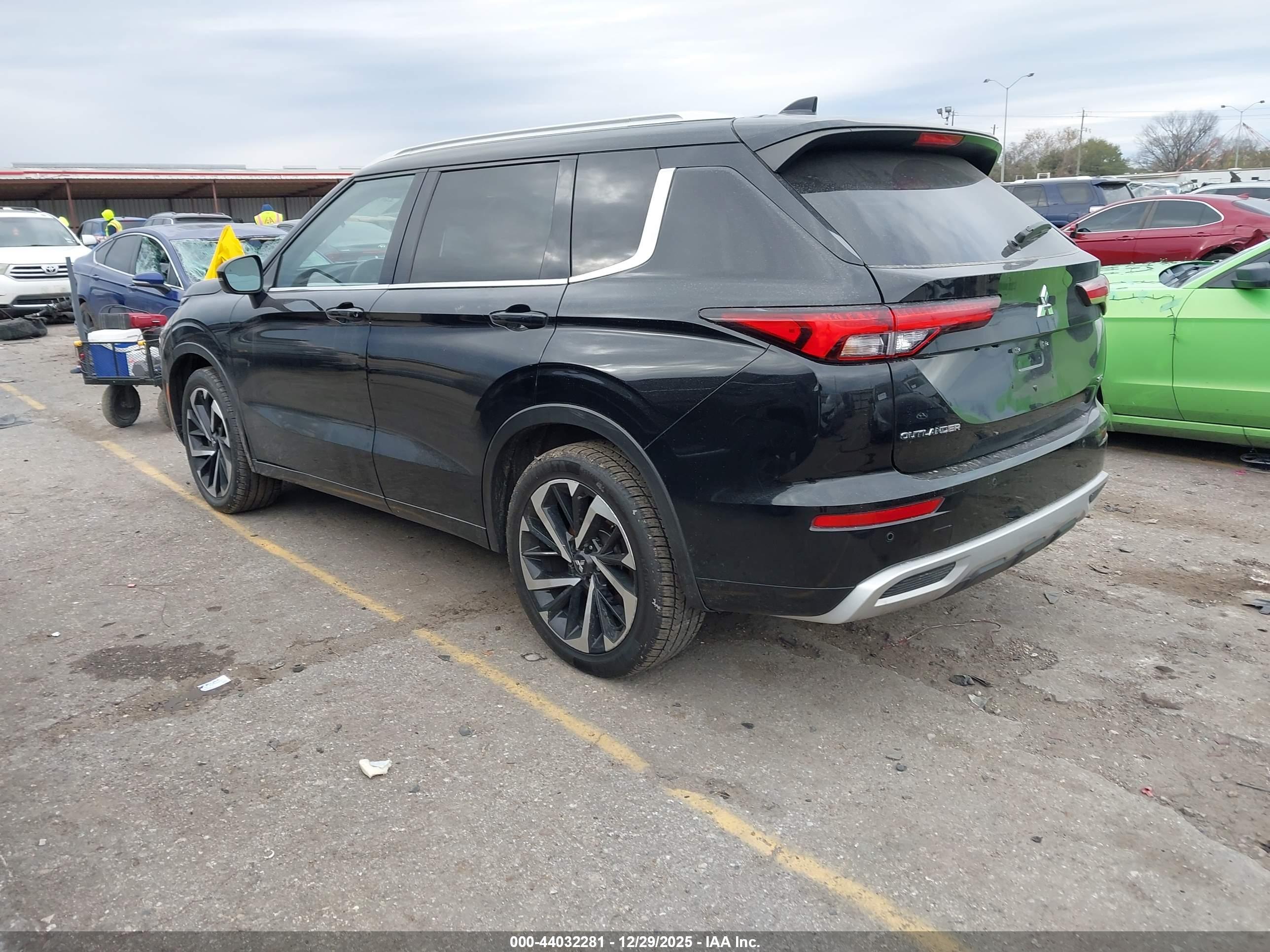 MITSUBISHI OUTLANDER image 3