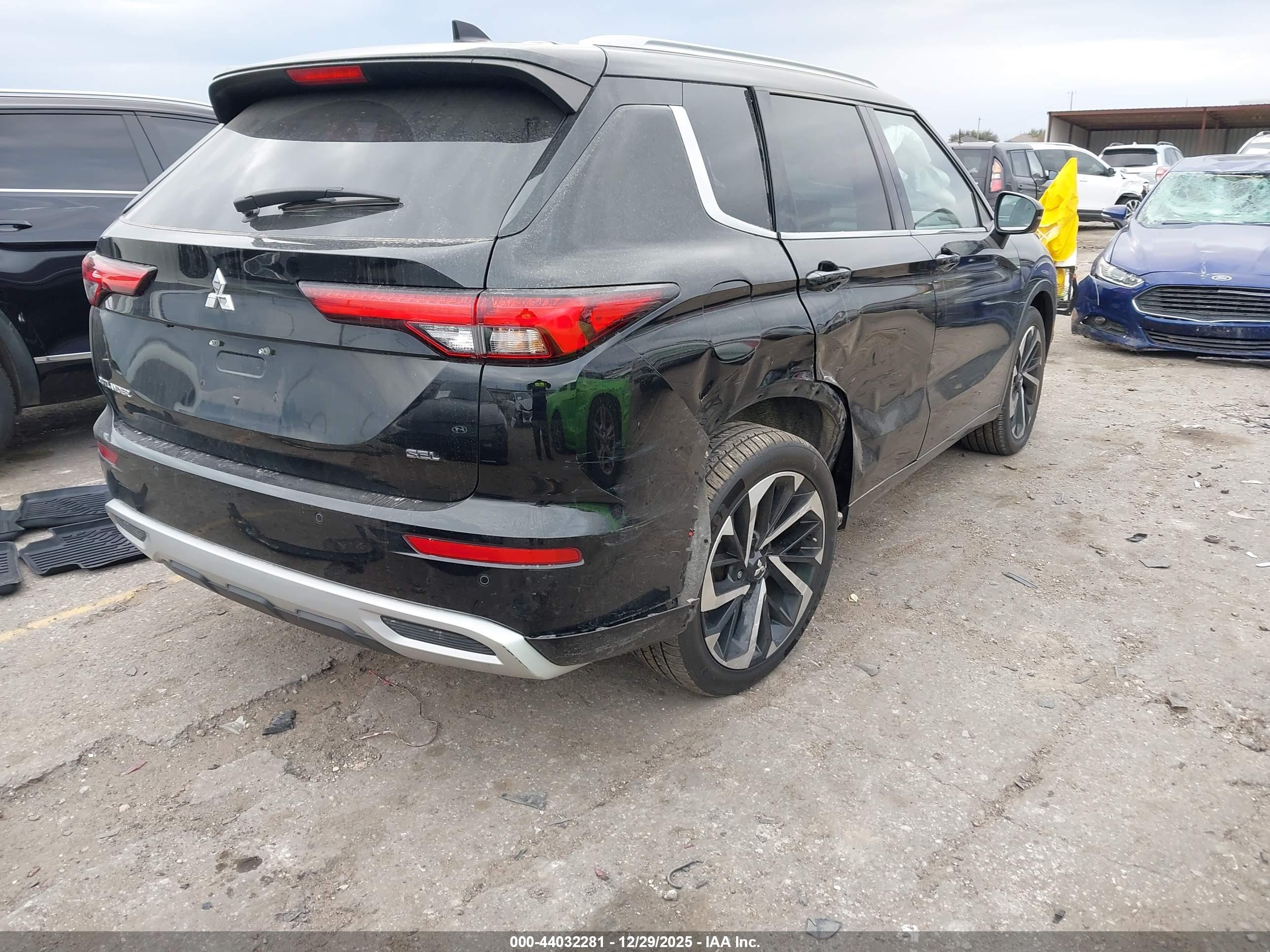 MITSUBISHI OUTLANDER image 4