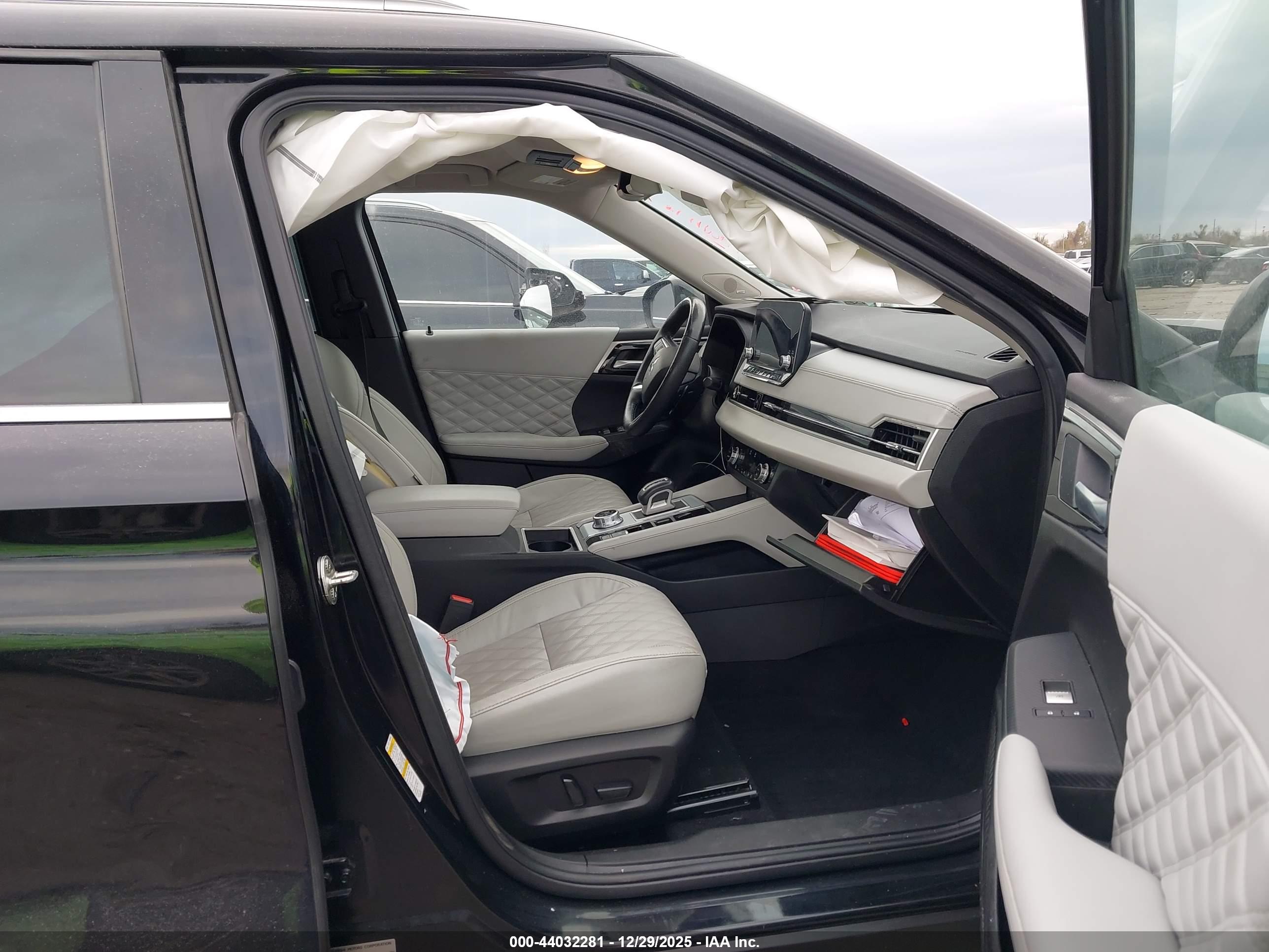 MITSUBISHI OUTLANDER image 5