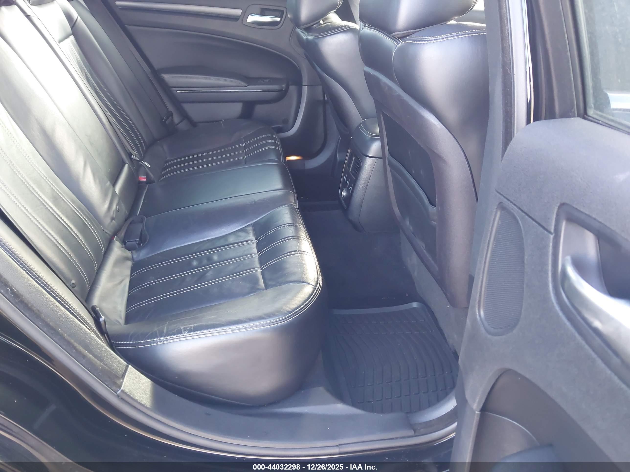 CHRYSLER 300 image 8