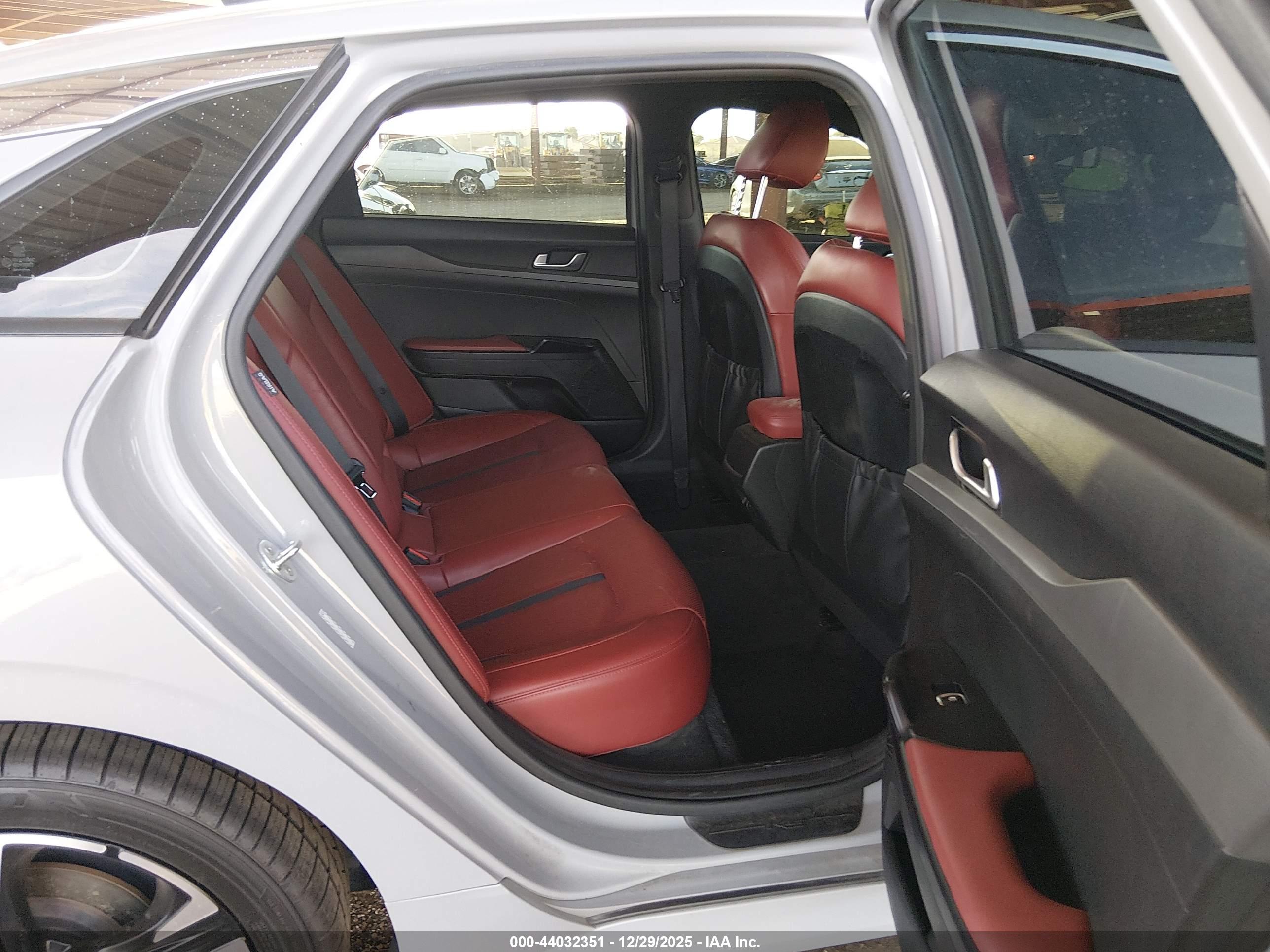 KIA K5 image 8