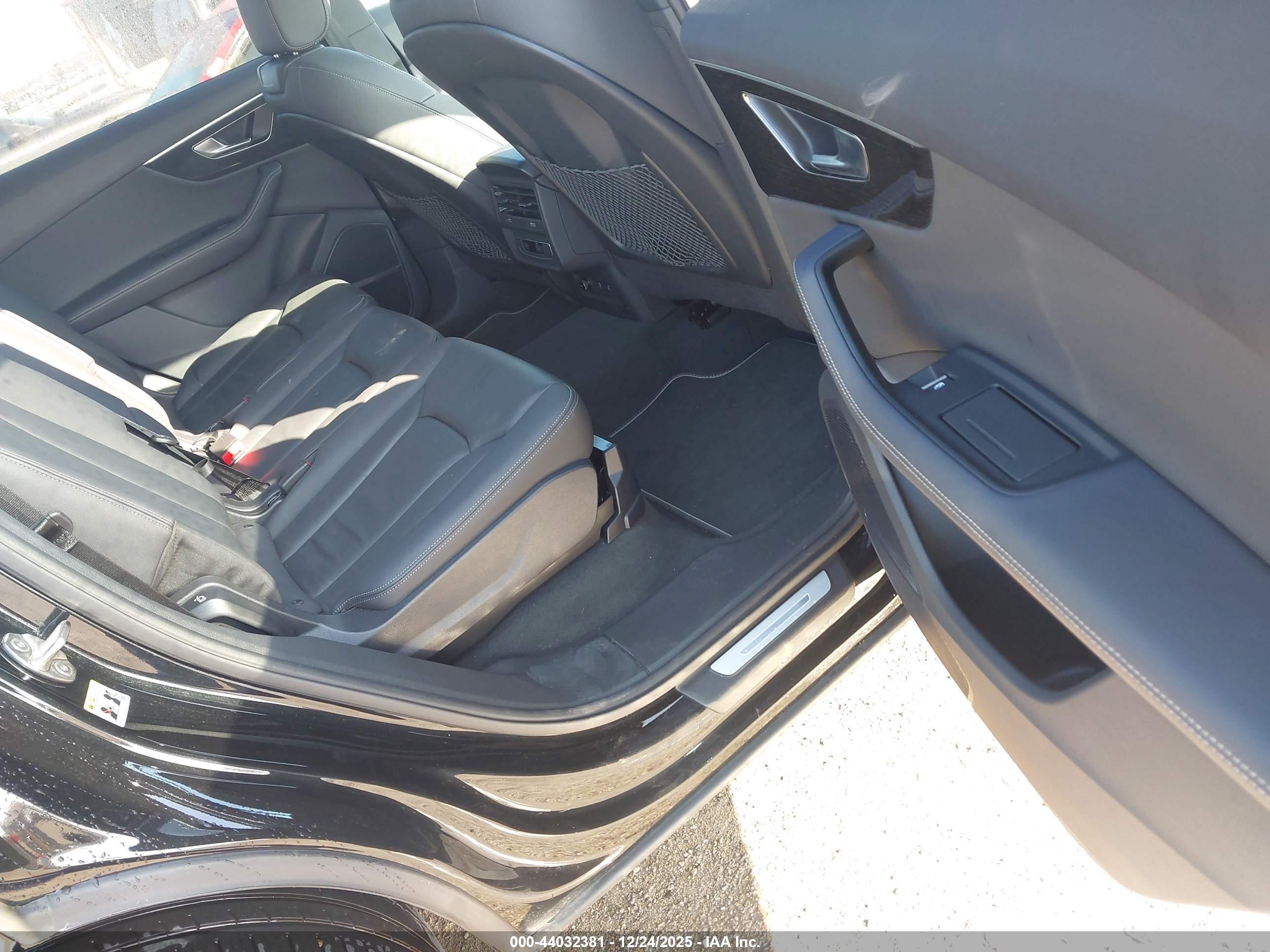 AUDI Q7 image 8