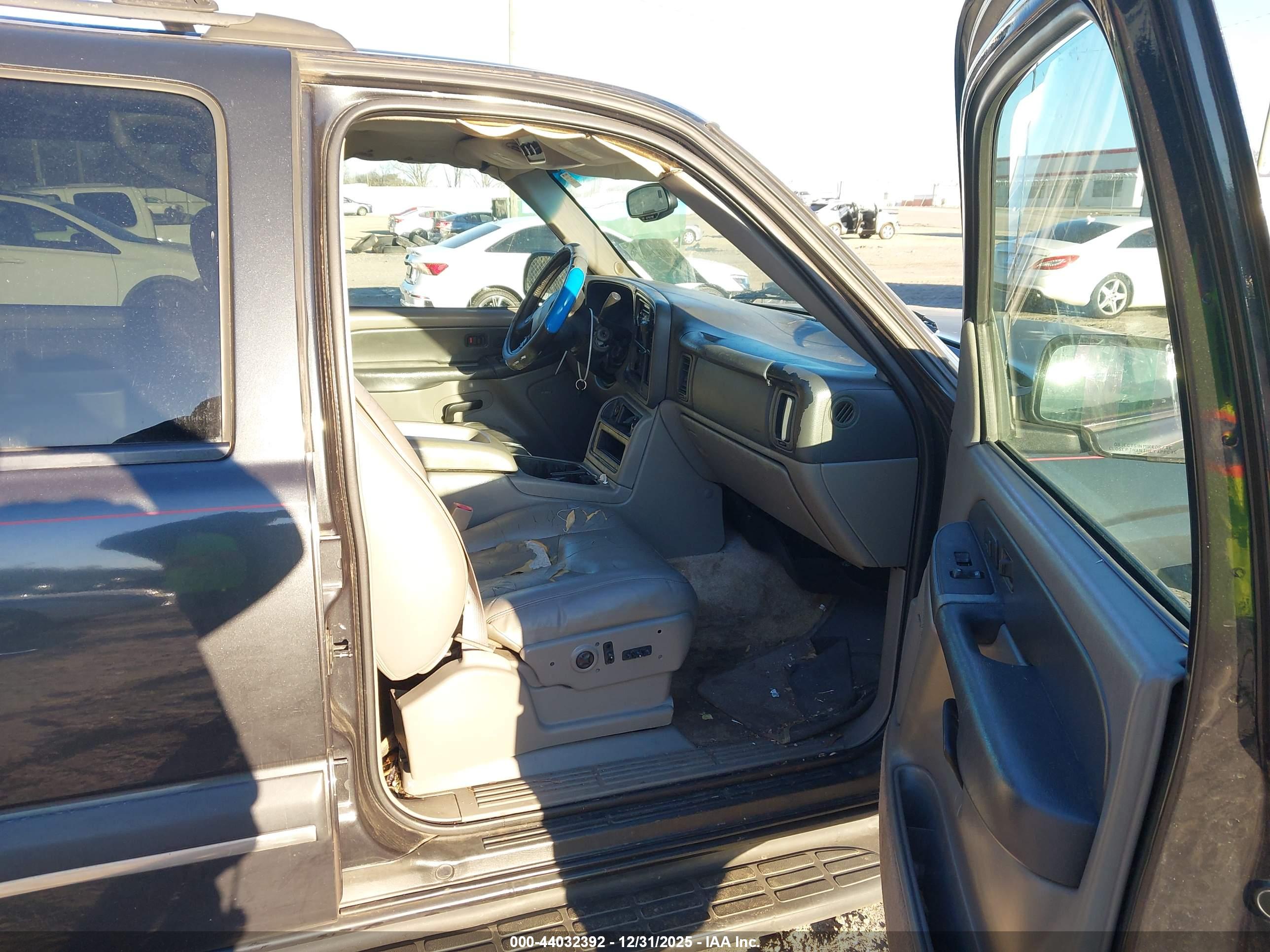 CHEVROLET SUBURBAN image 5