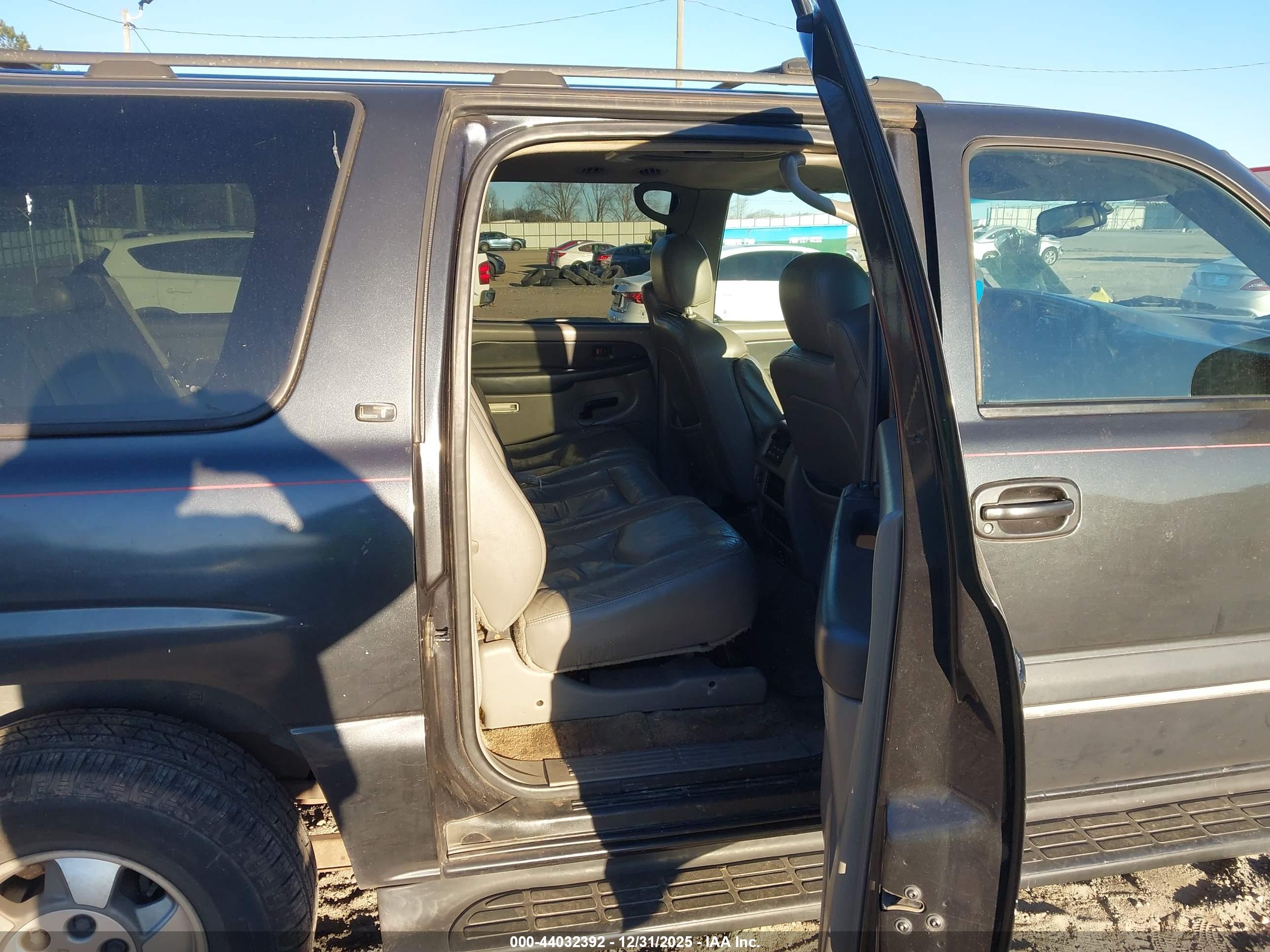 CHEVROLET SUBURBAN image 8