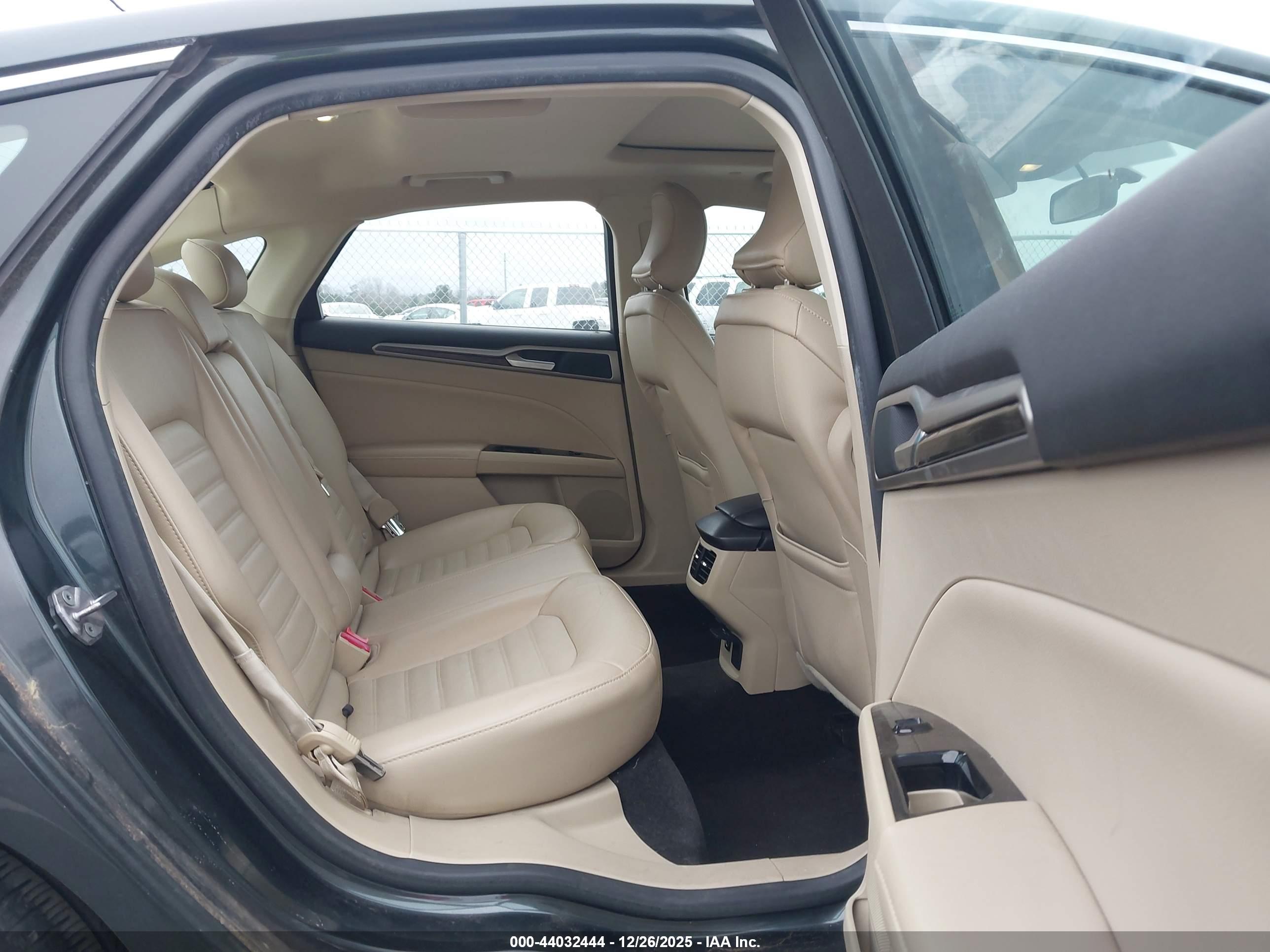 FORD FUSION image 8
