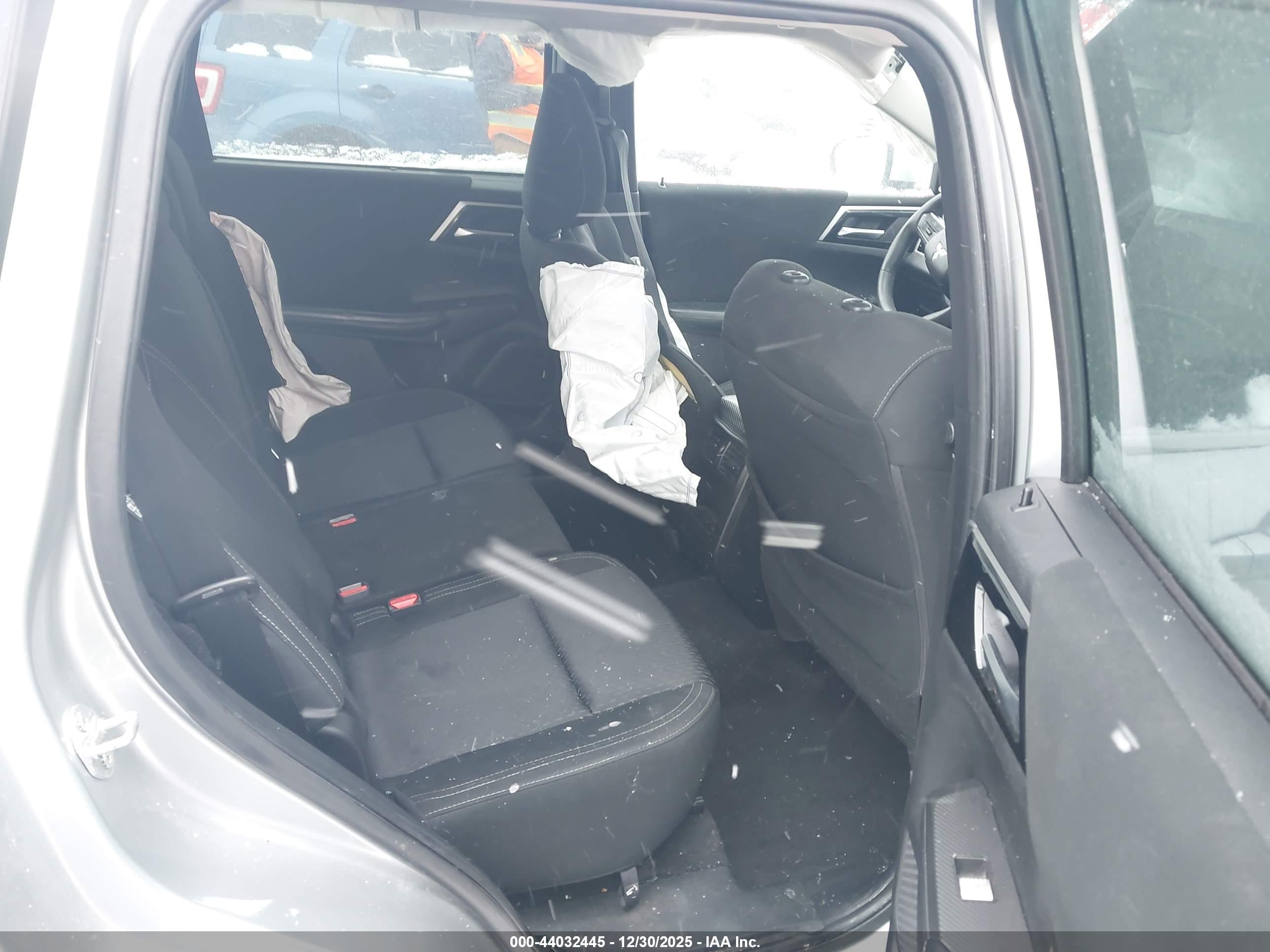 MITSUBISHI OUTLANDER image 8