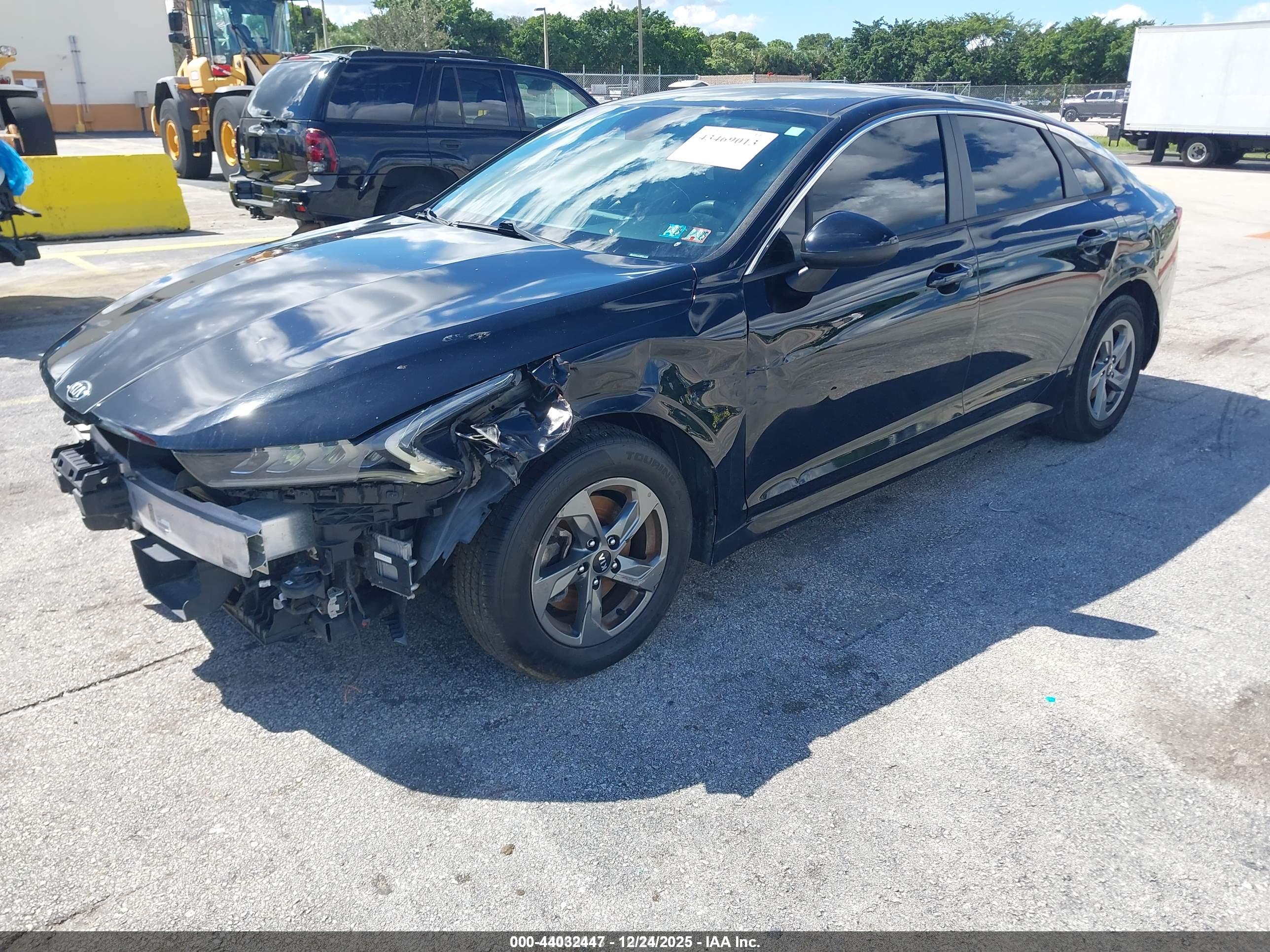 KIA K5 image 2