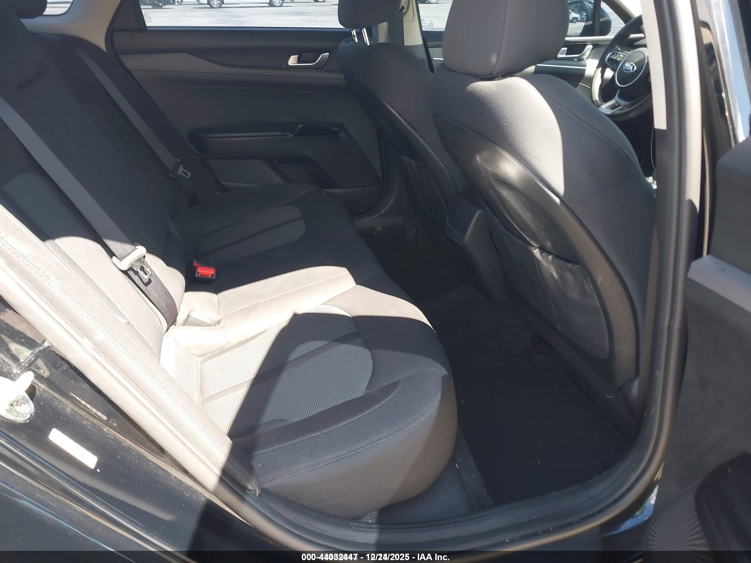KIA K5 image 8