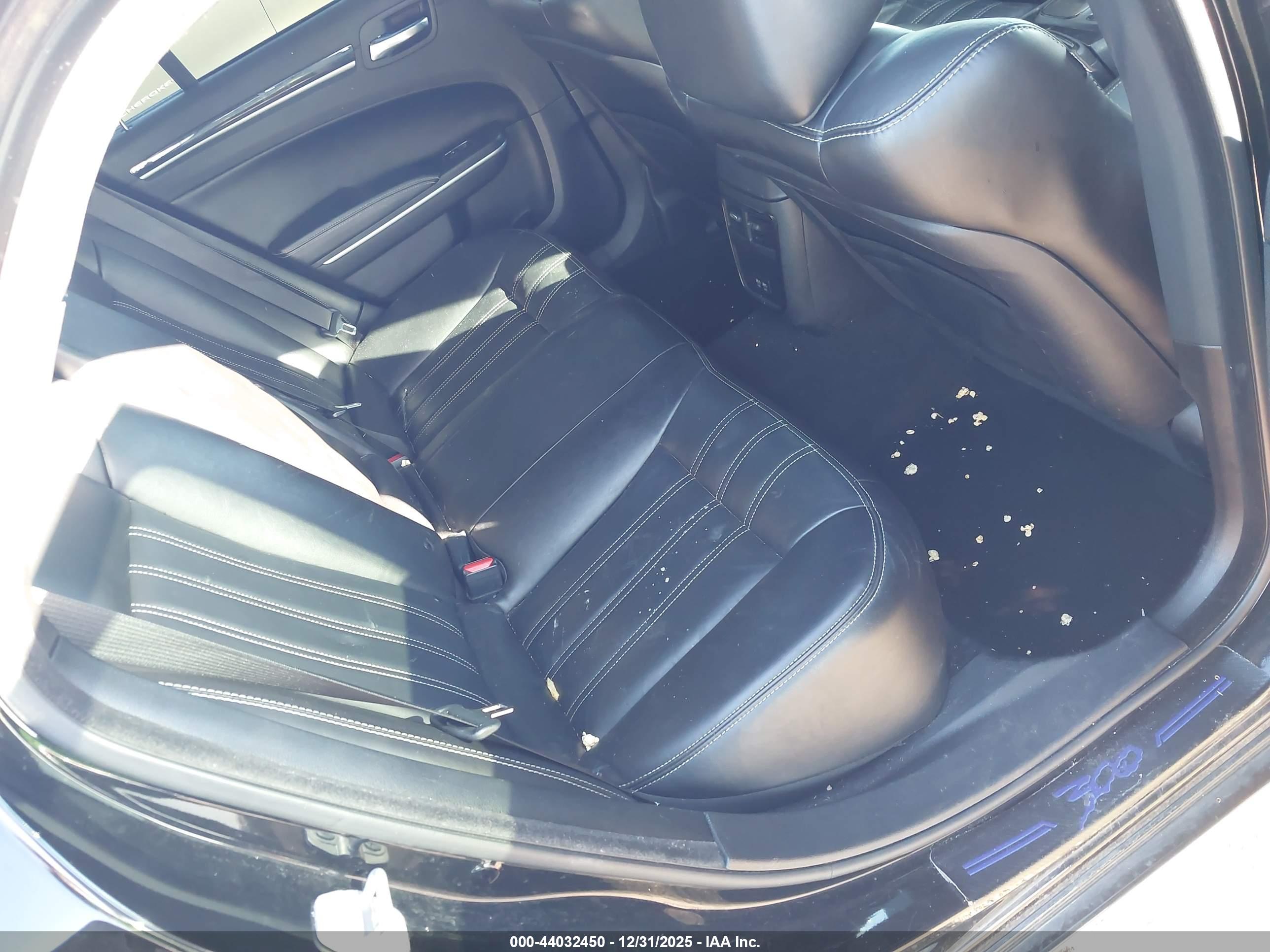 CHRYSLER 300 image 8