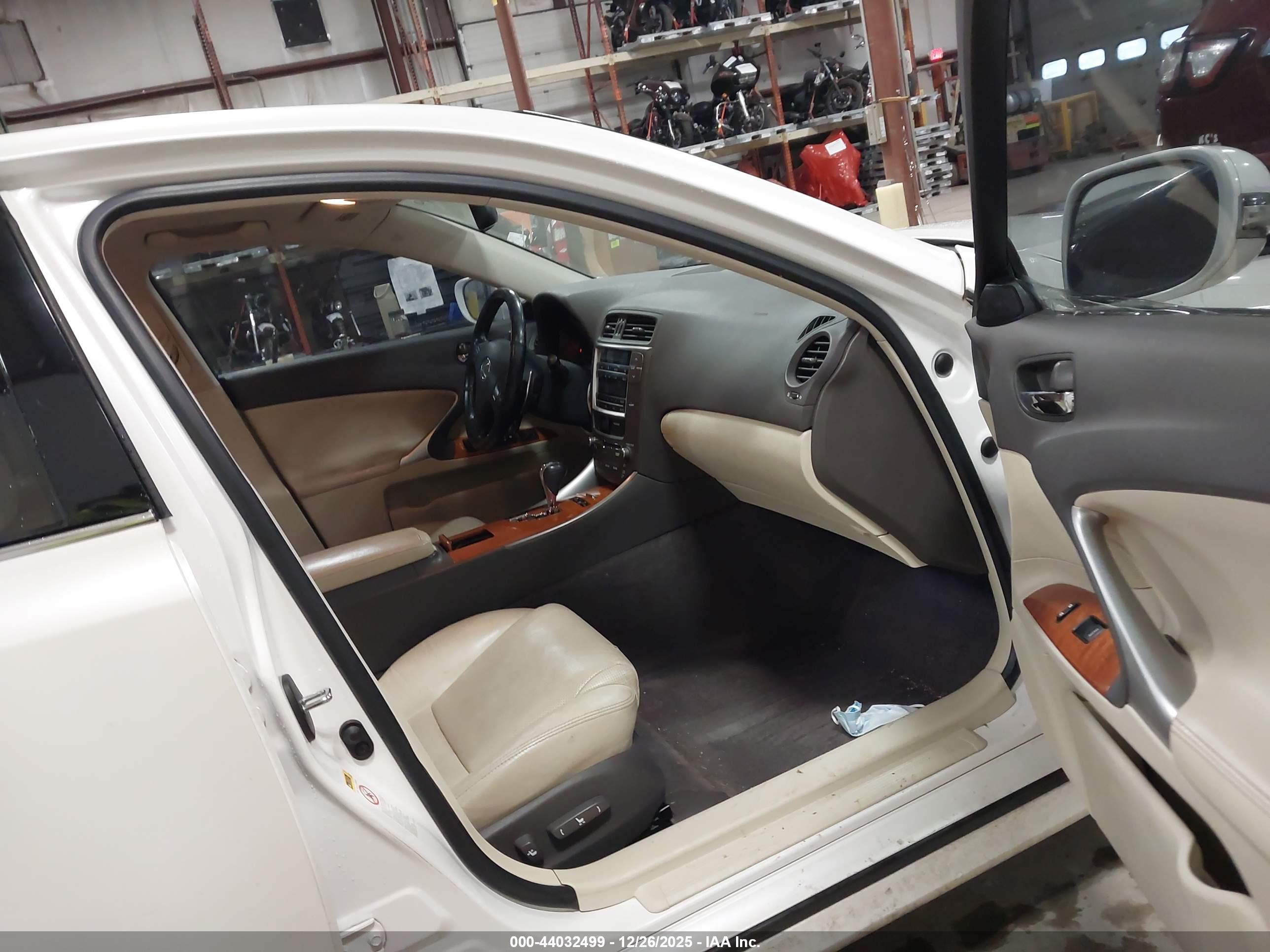 LEXUS IS image 5