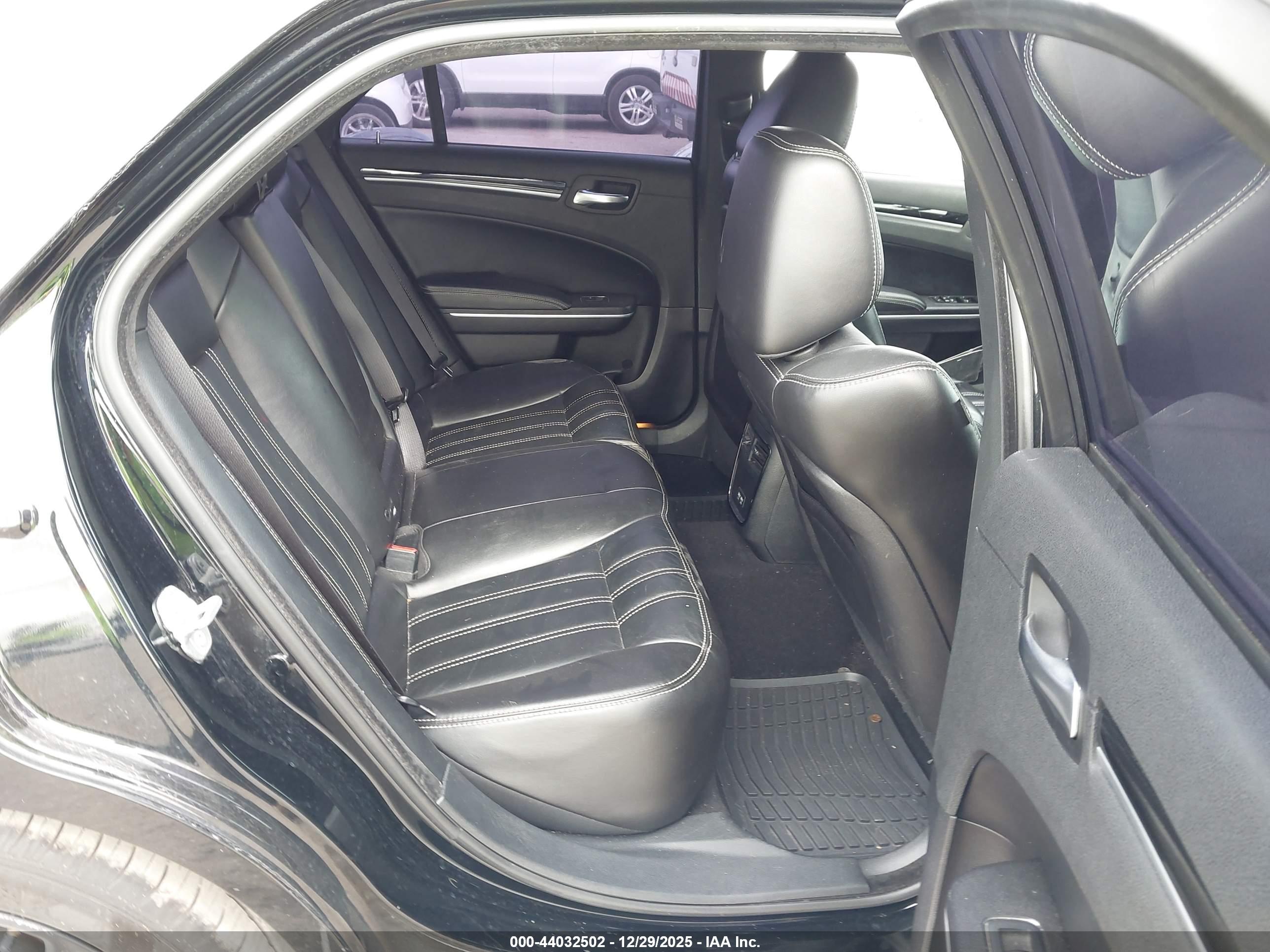 CHRYSLER 300 image 8