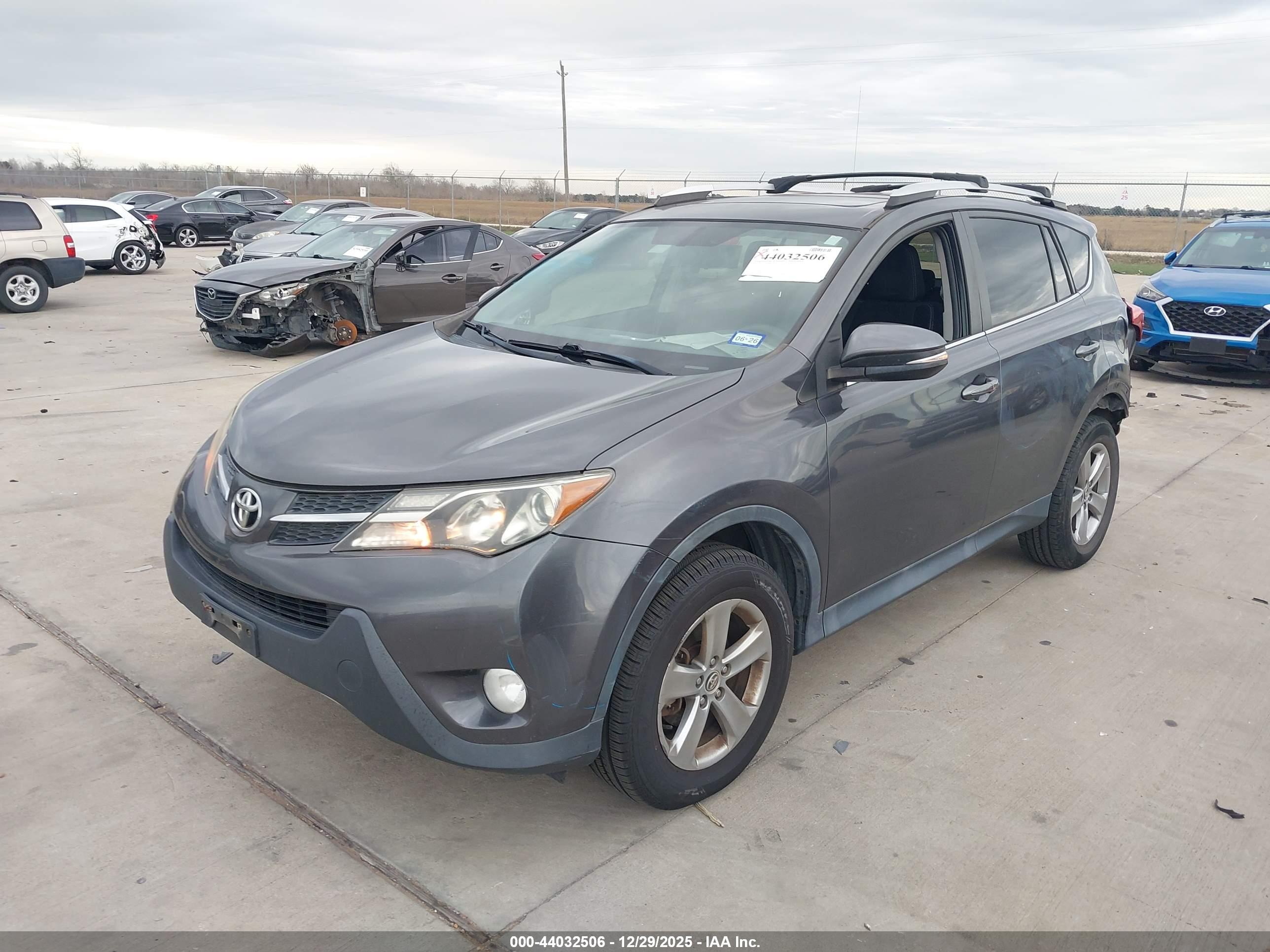 TOYOTA RAV4 image 2