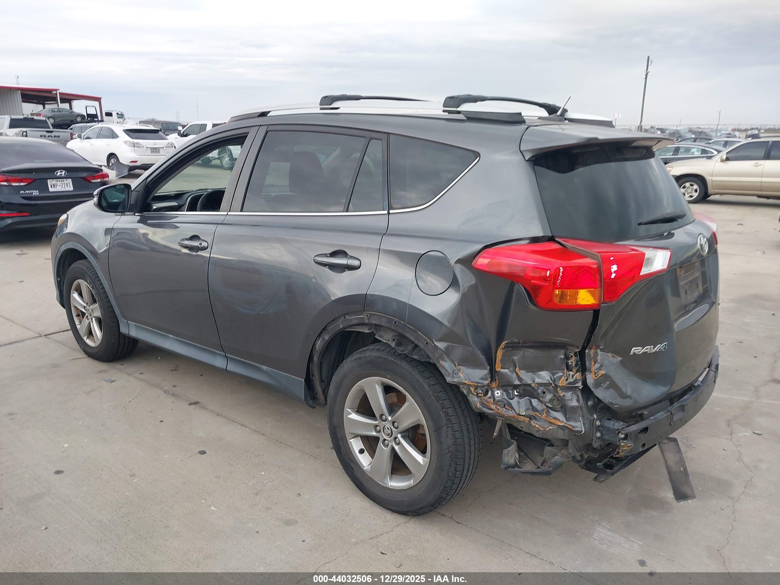 TOYOTA RAV4 image 3