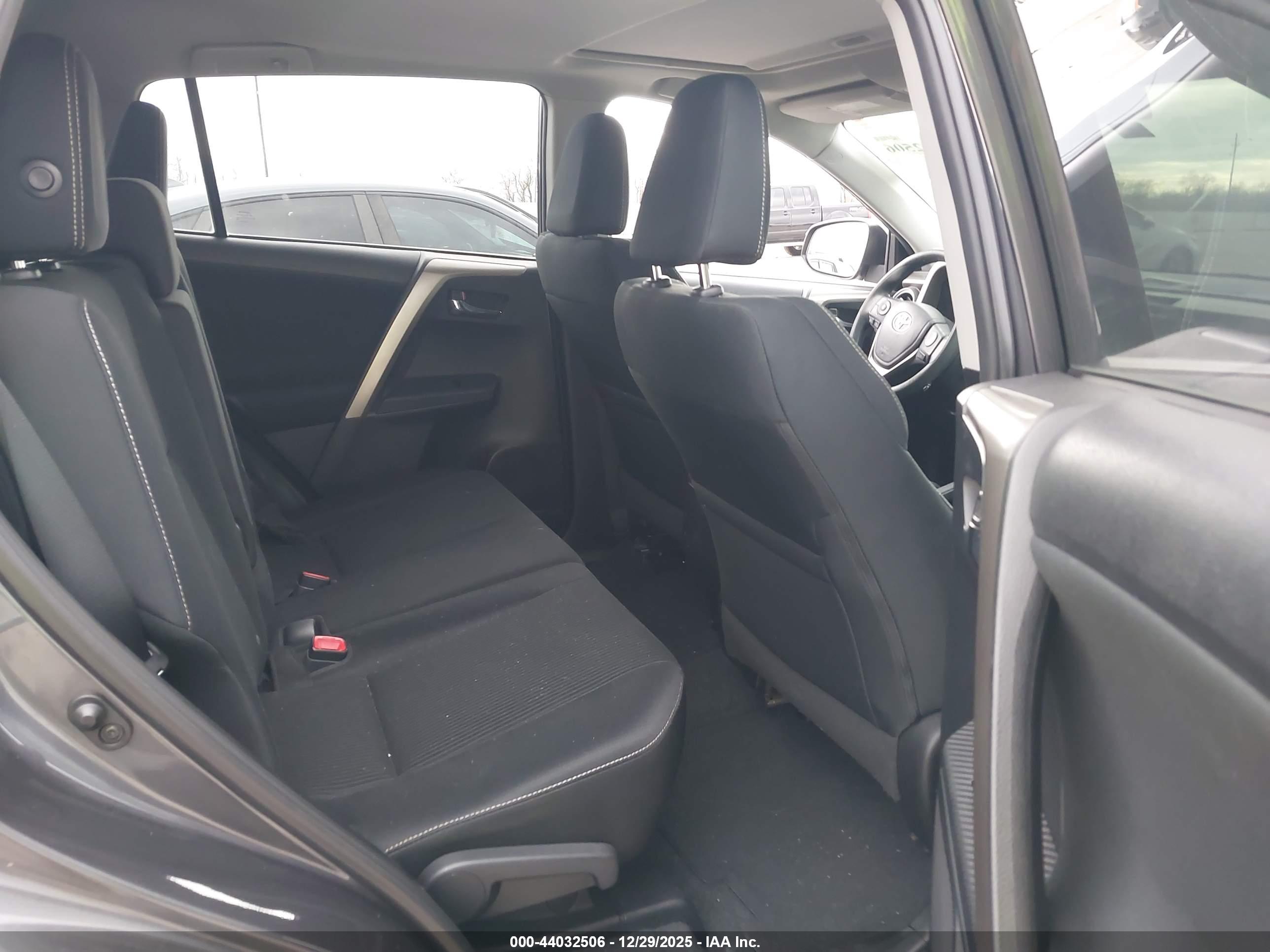 TOYOTA RAV4 image 8