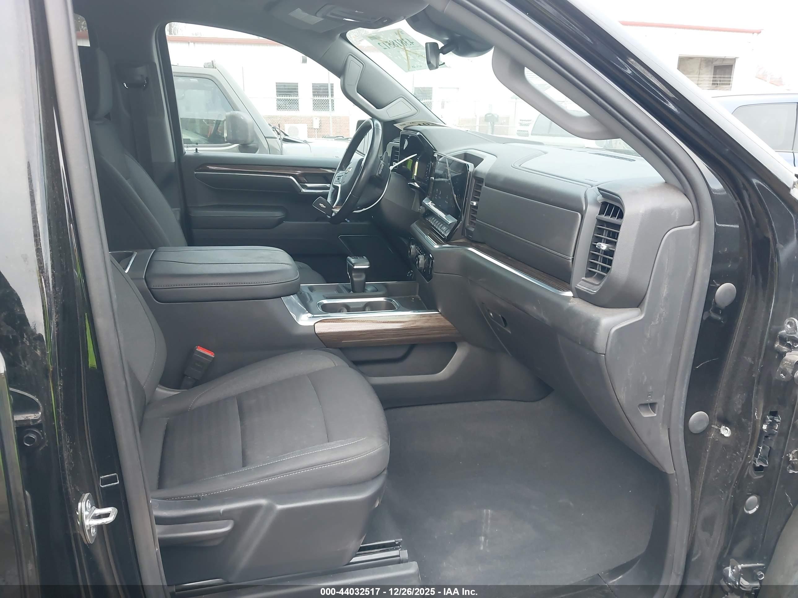 CHEVROLET SILVERADO image 5