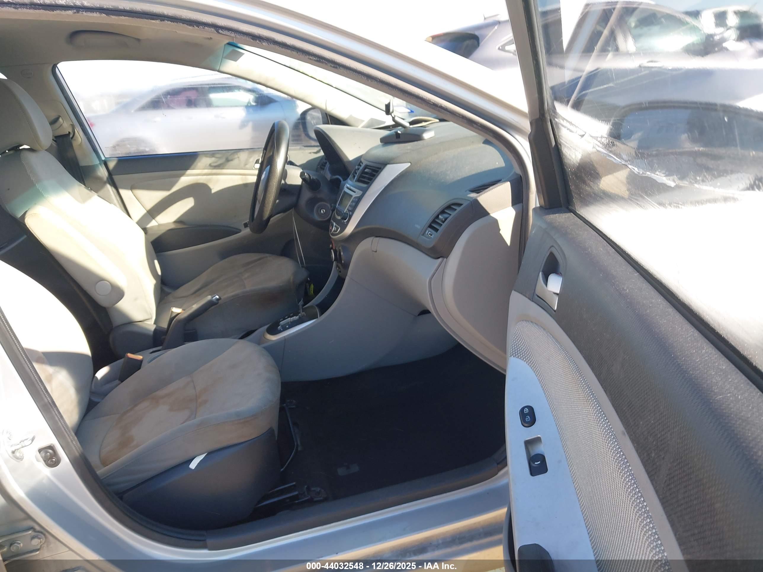 HYUNDAI ACCENT image 5