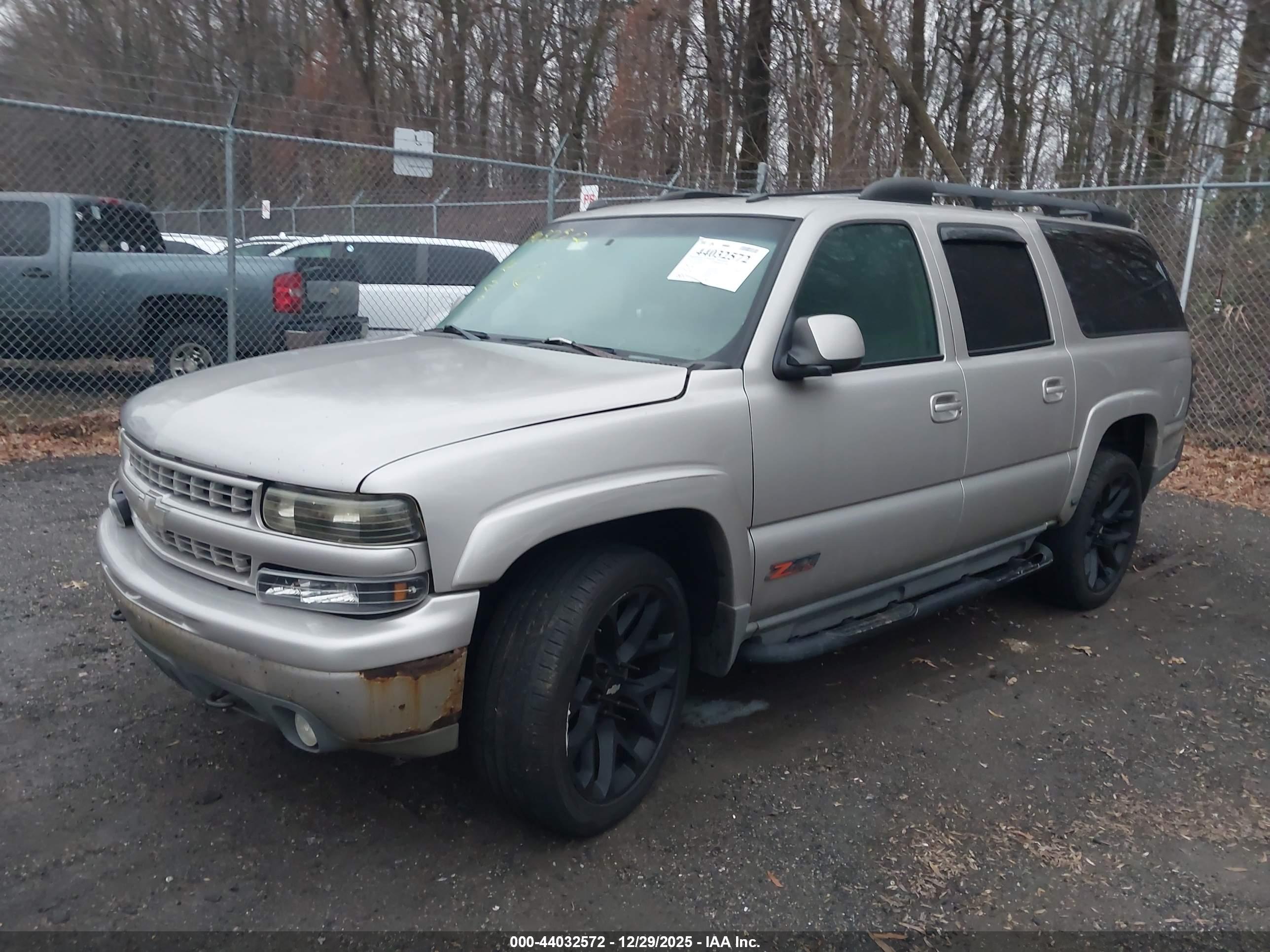 CHEVROLET SUBURBAN image 2