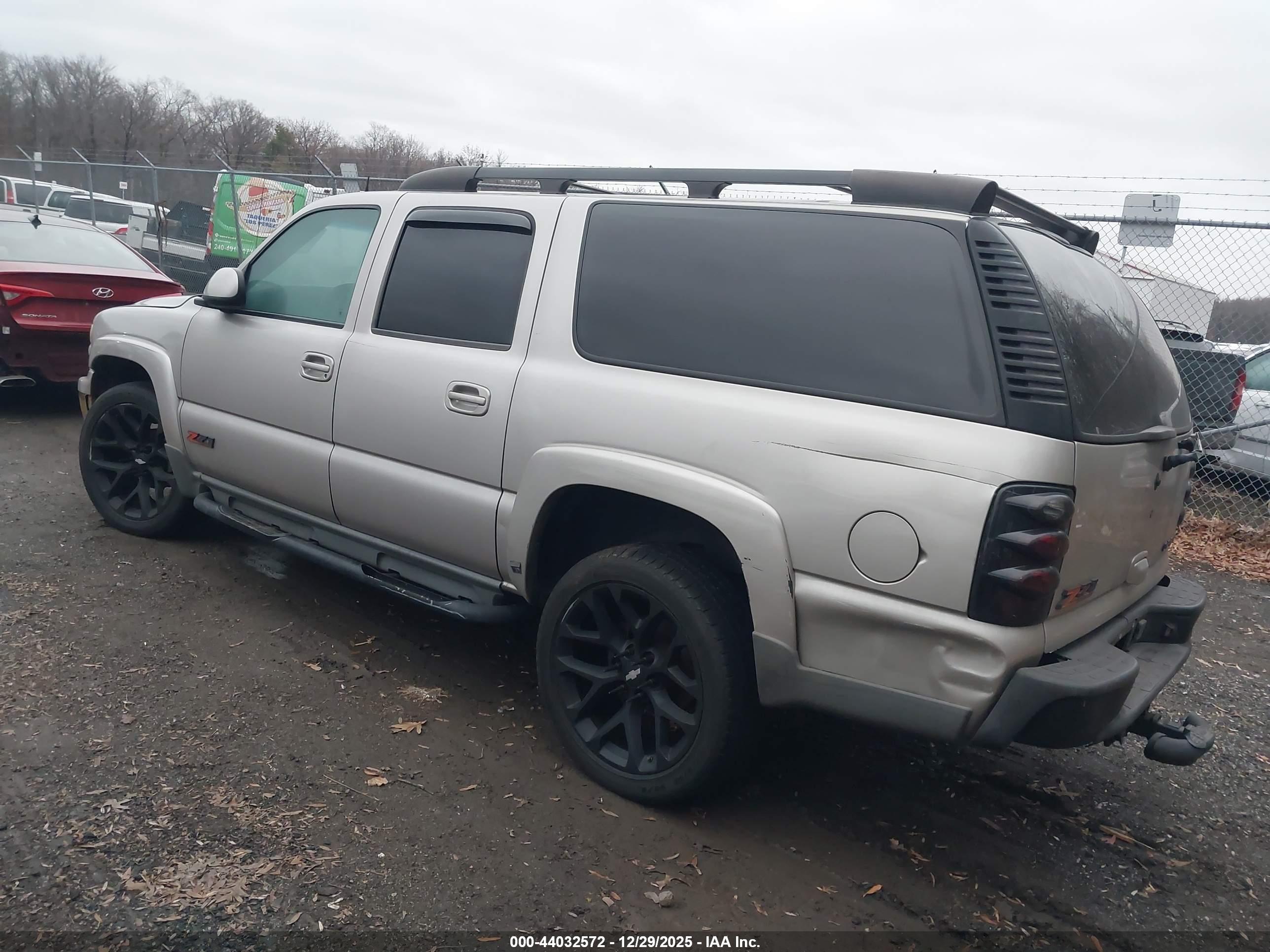 CHEVROLET SUBURBAN image 3
