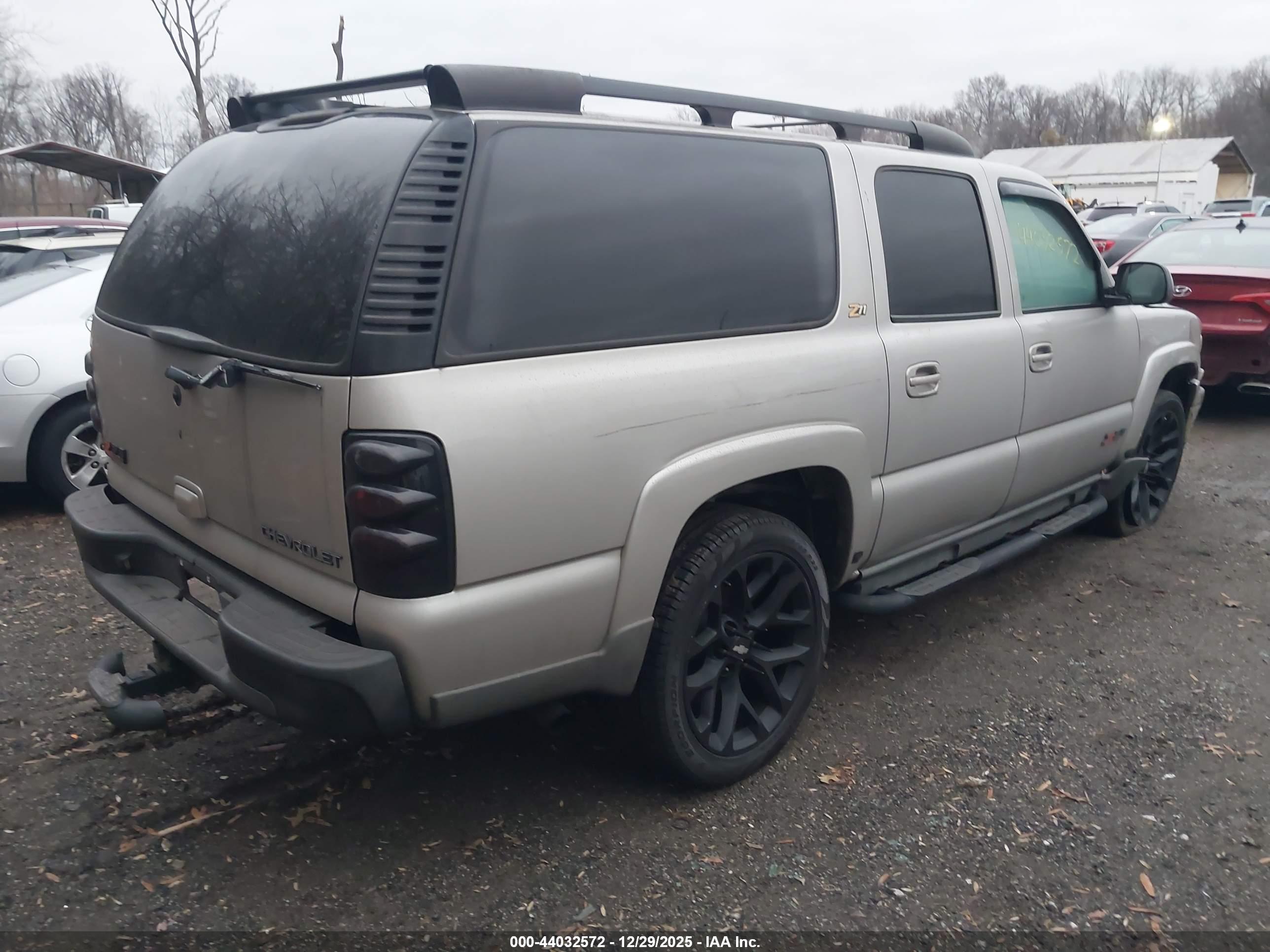 CHEVROLET SUBURBAN image 4