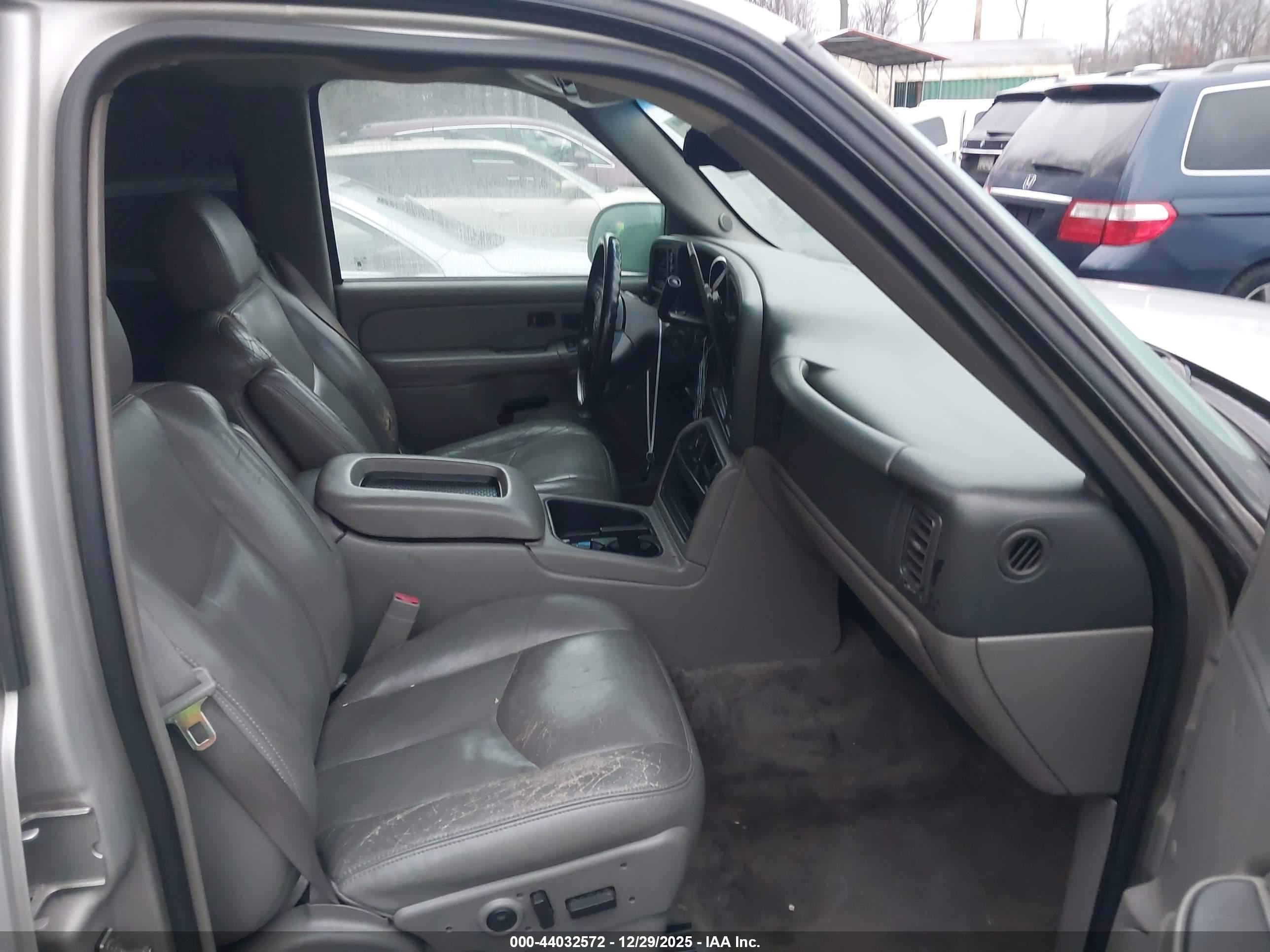CHEVROLET SUBURBAN image 5