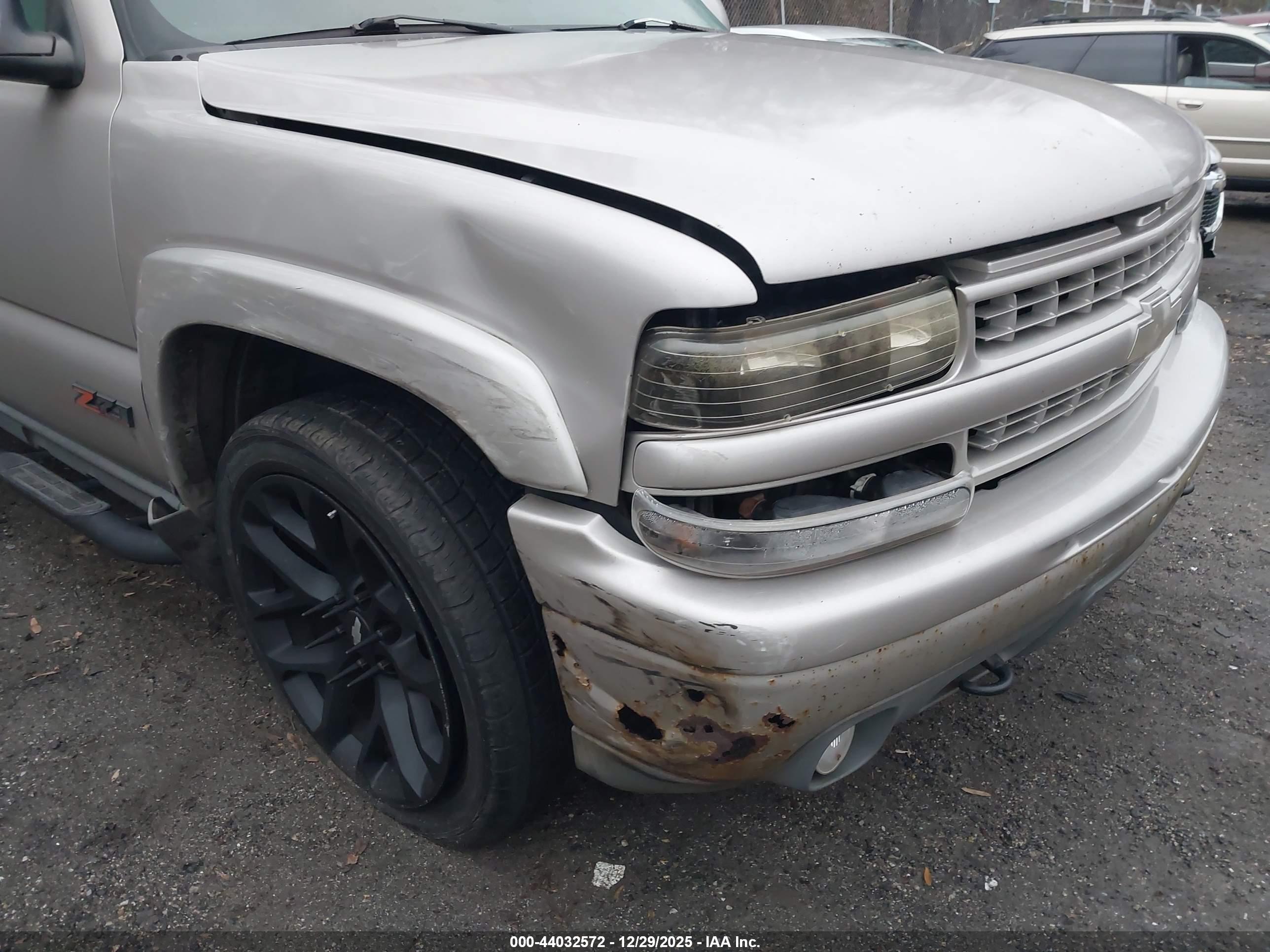 CHEVROLET SUBURBAN image 6