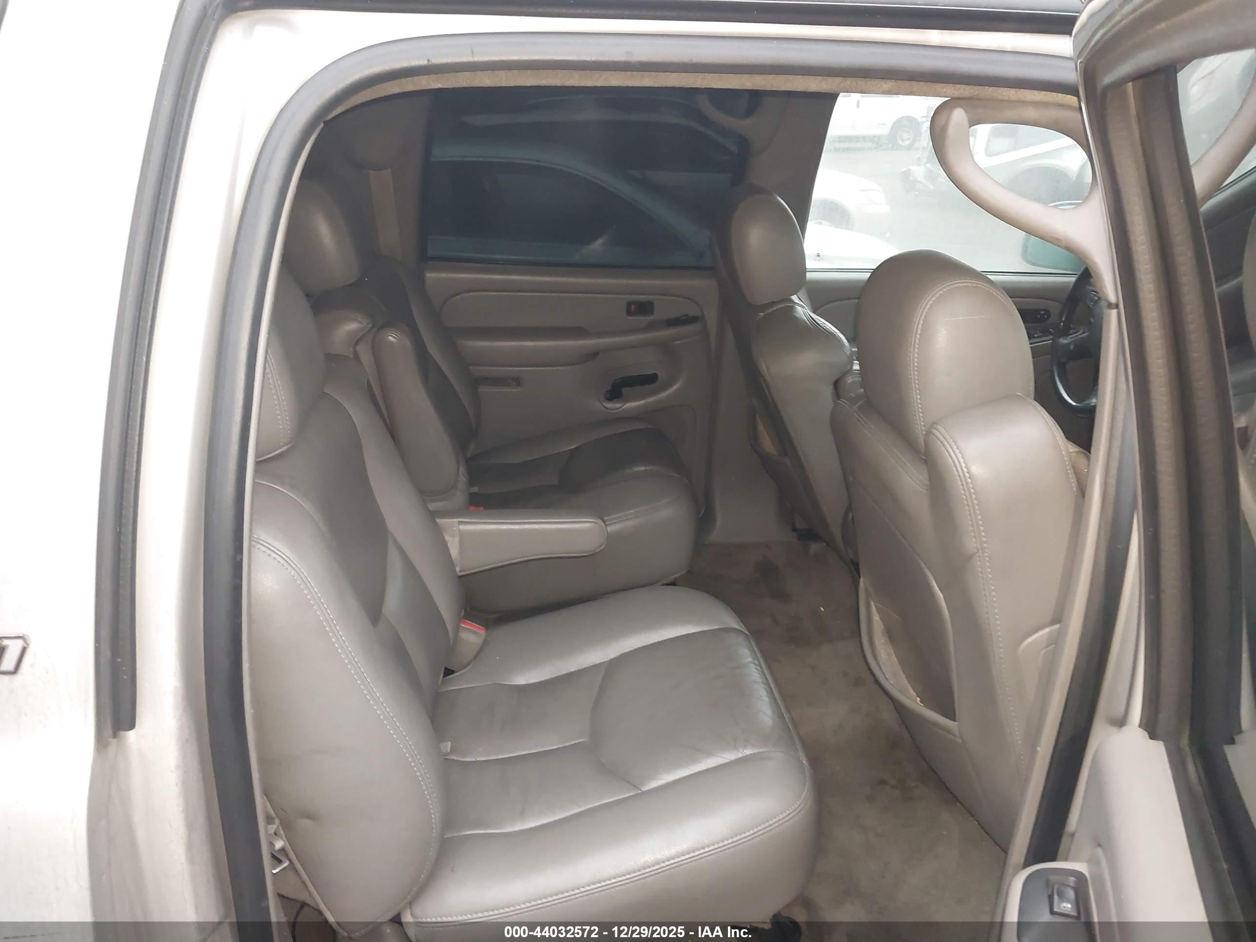 CHEVROLET SUBURBAN image 8