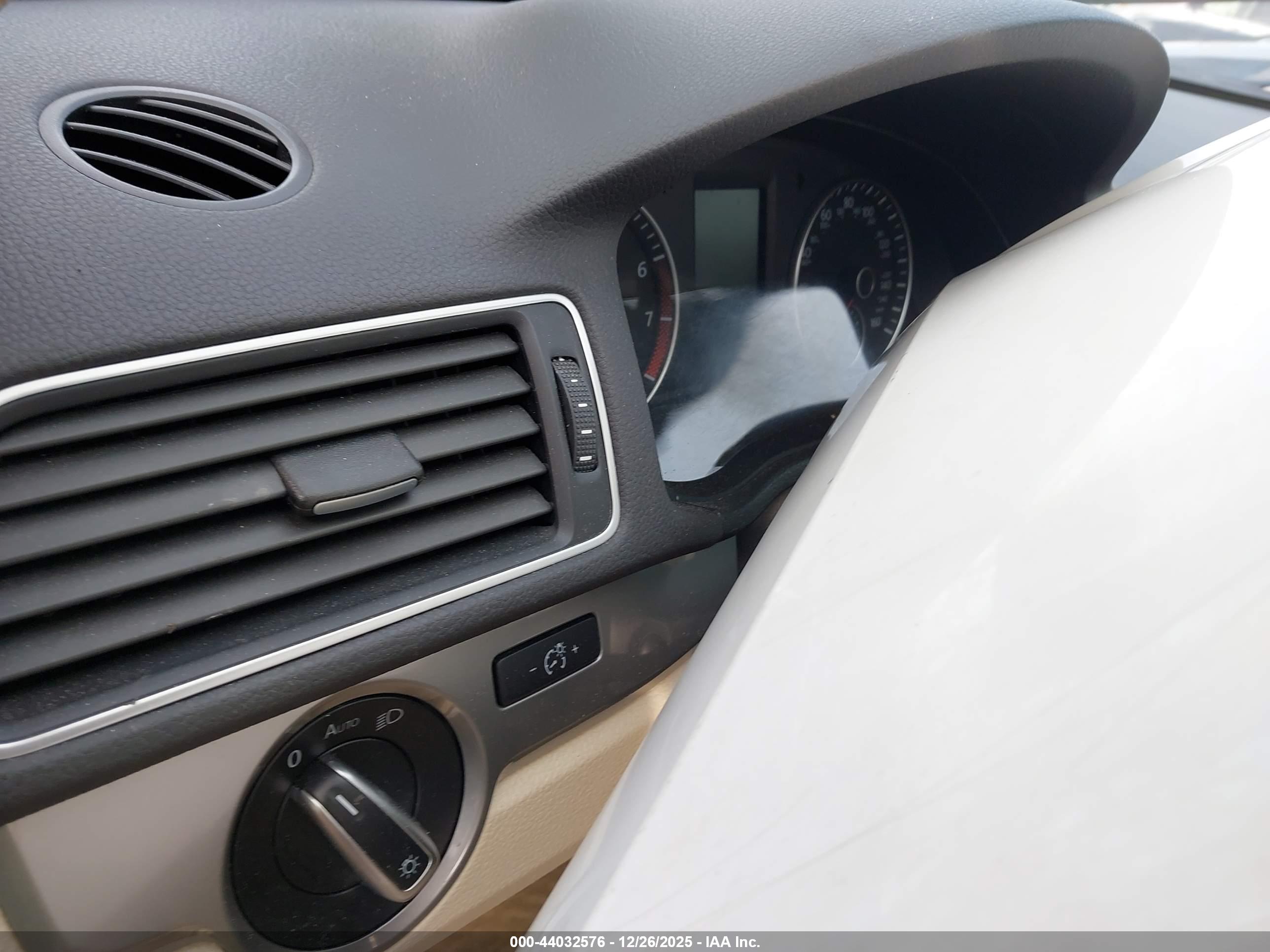 VOLKSWAGEN PASSAT image 7