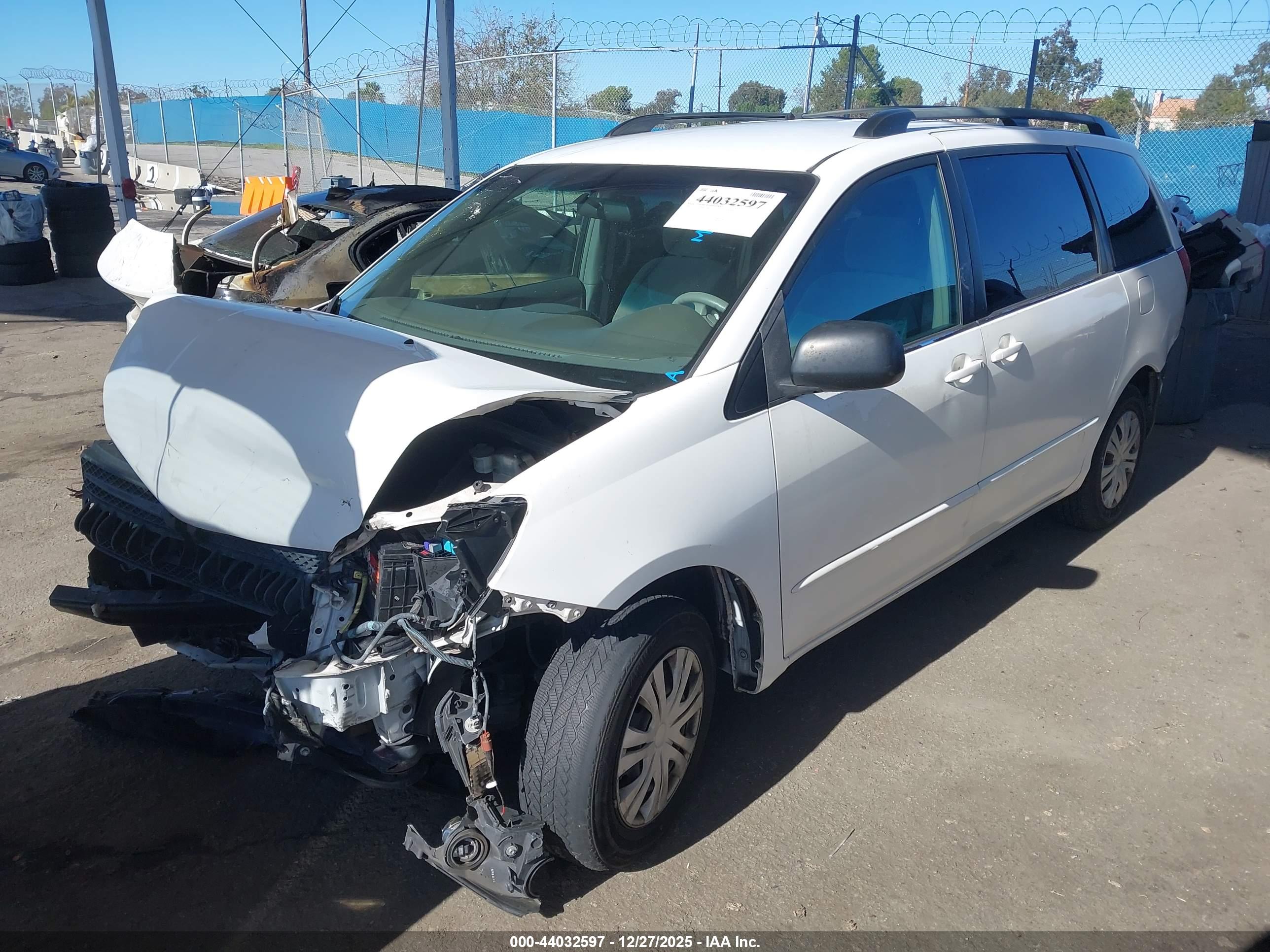 TOYOTA SIENNA image 2