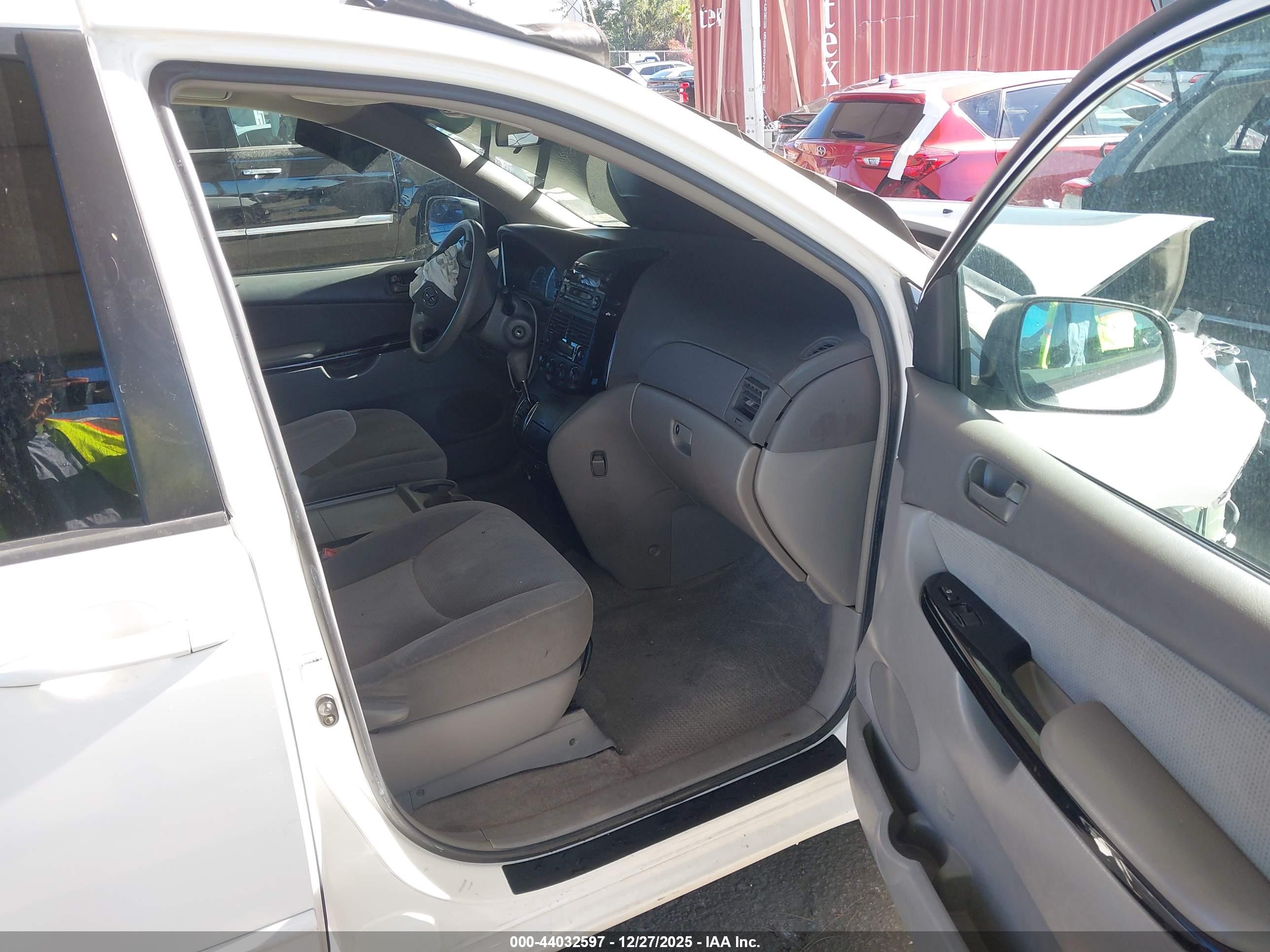 TOYOTA SIENNA image 5