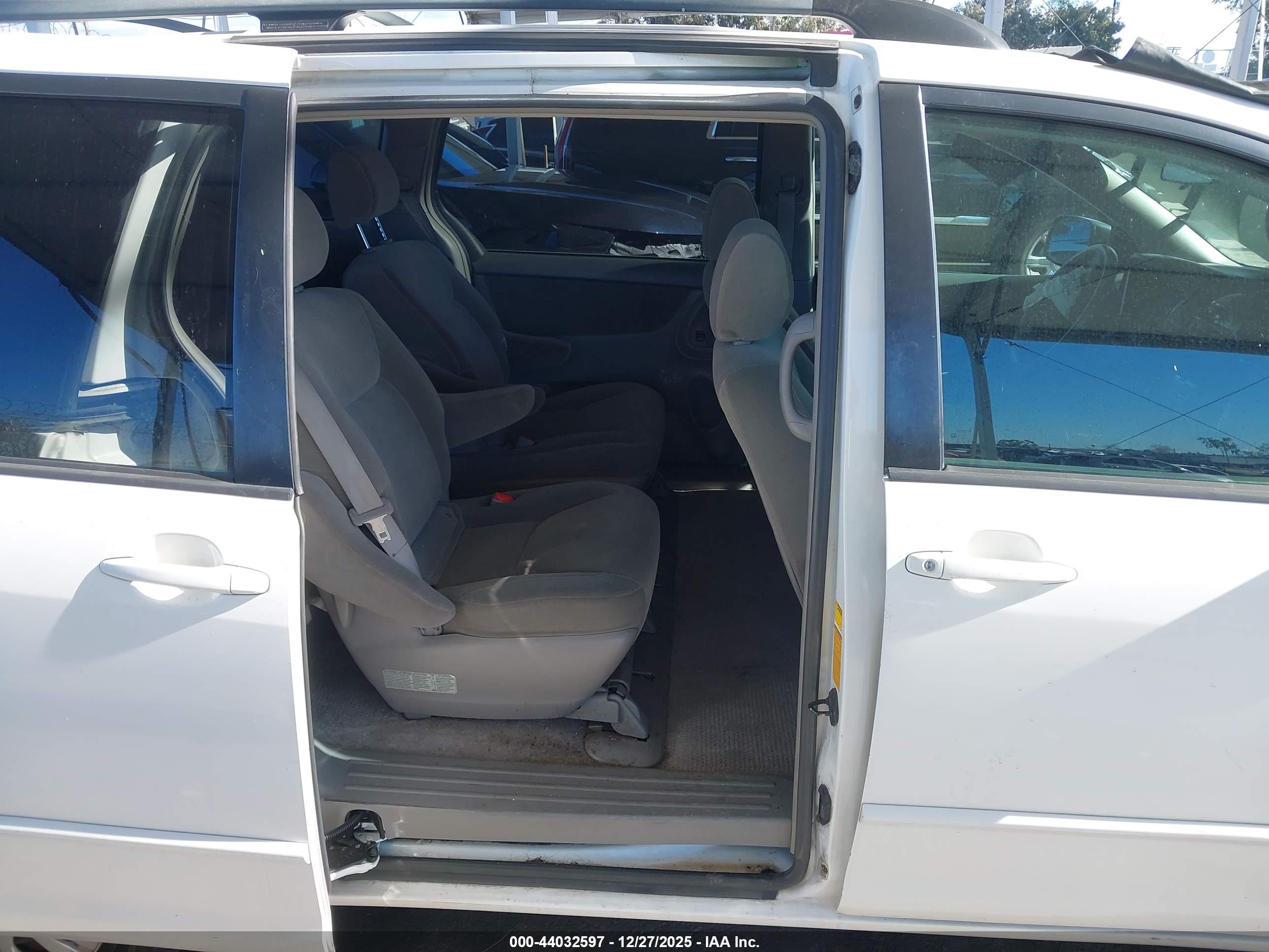 TOYOTA SIENNA image 8