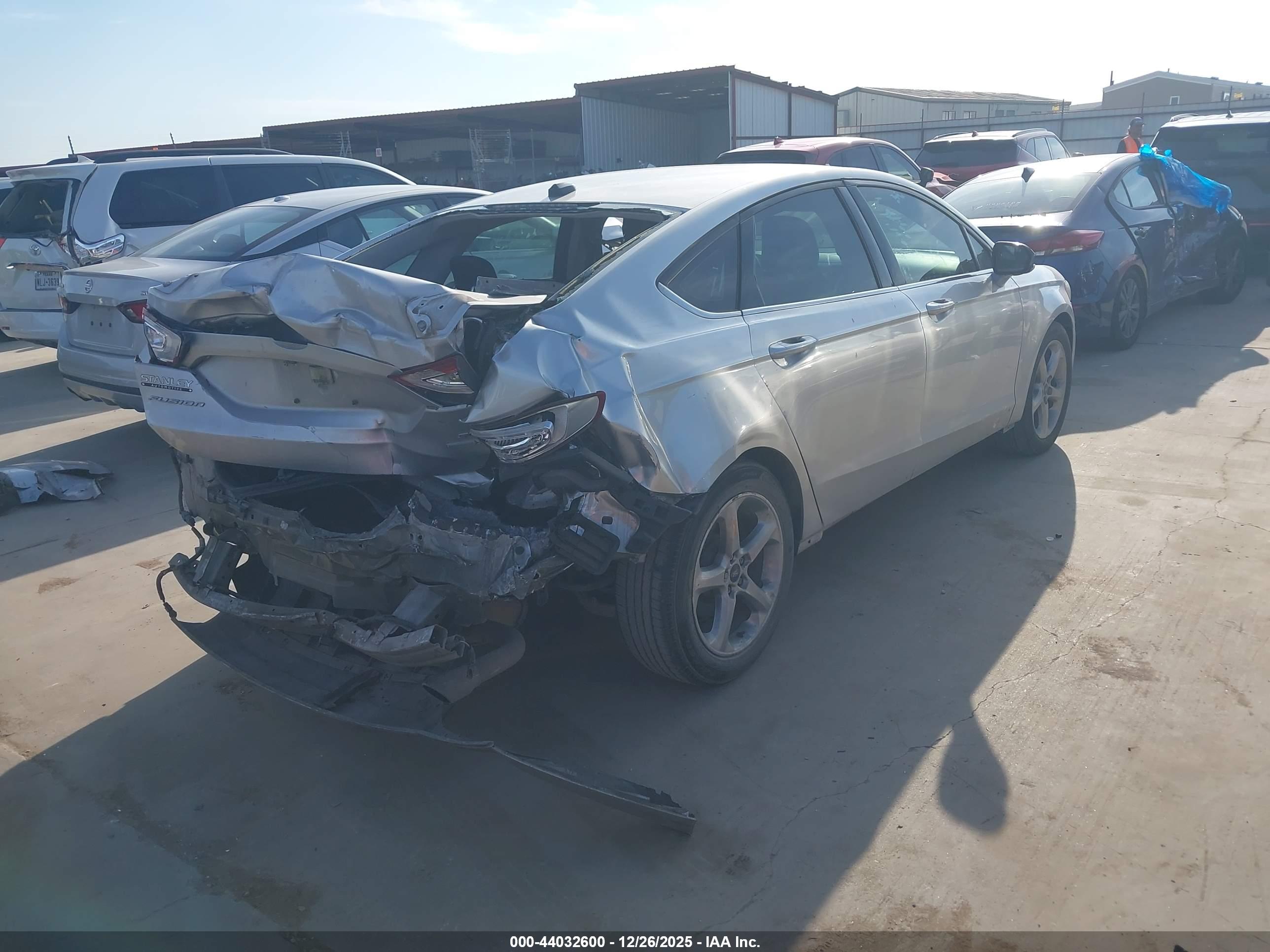 FORD FUSION image 4