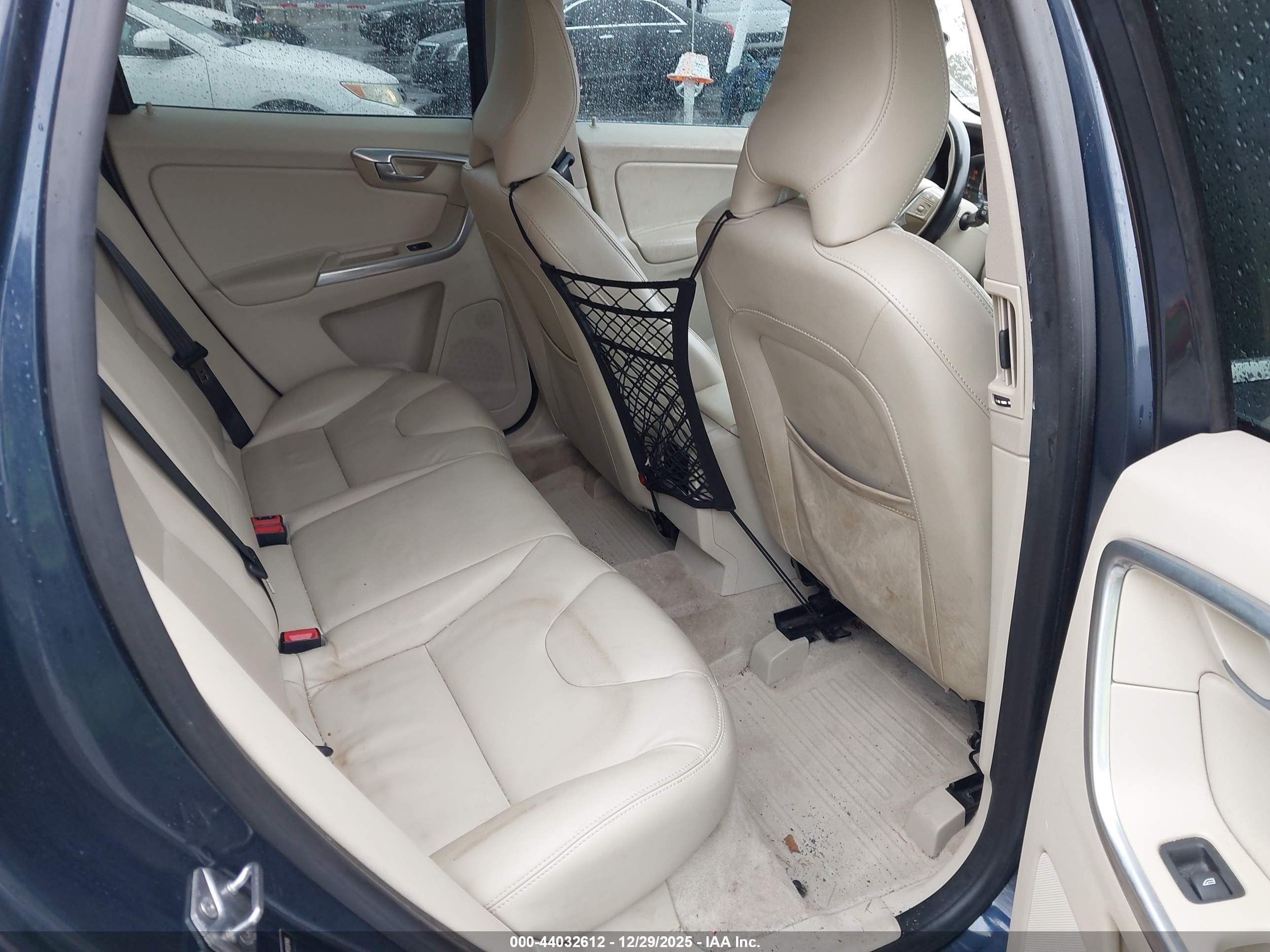 VOLVO XC60 image 8