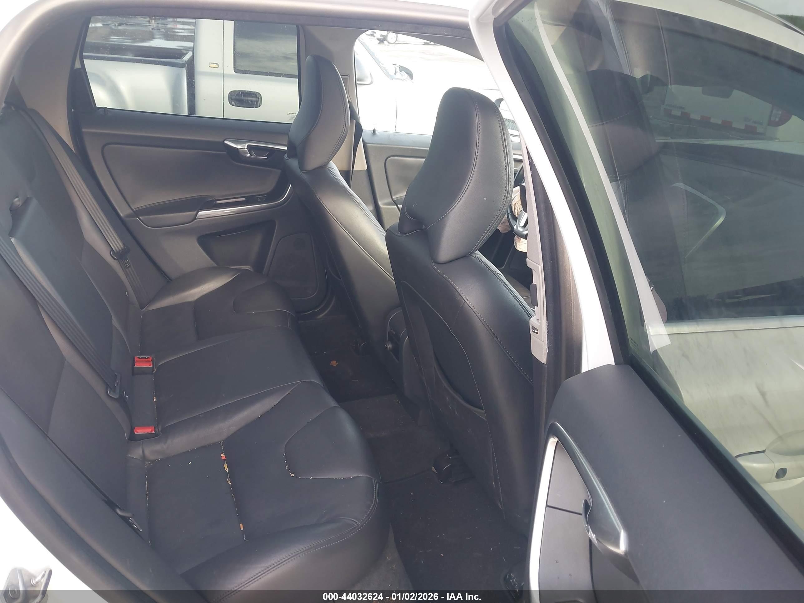 VOLVO XC60 image 8