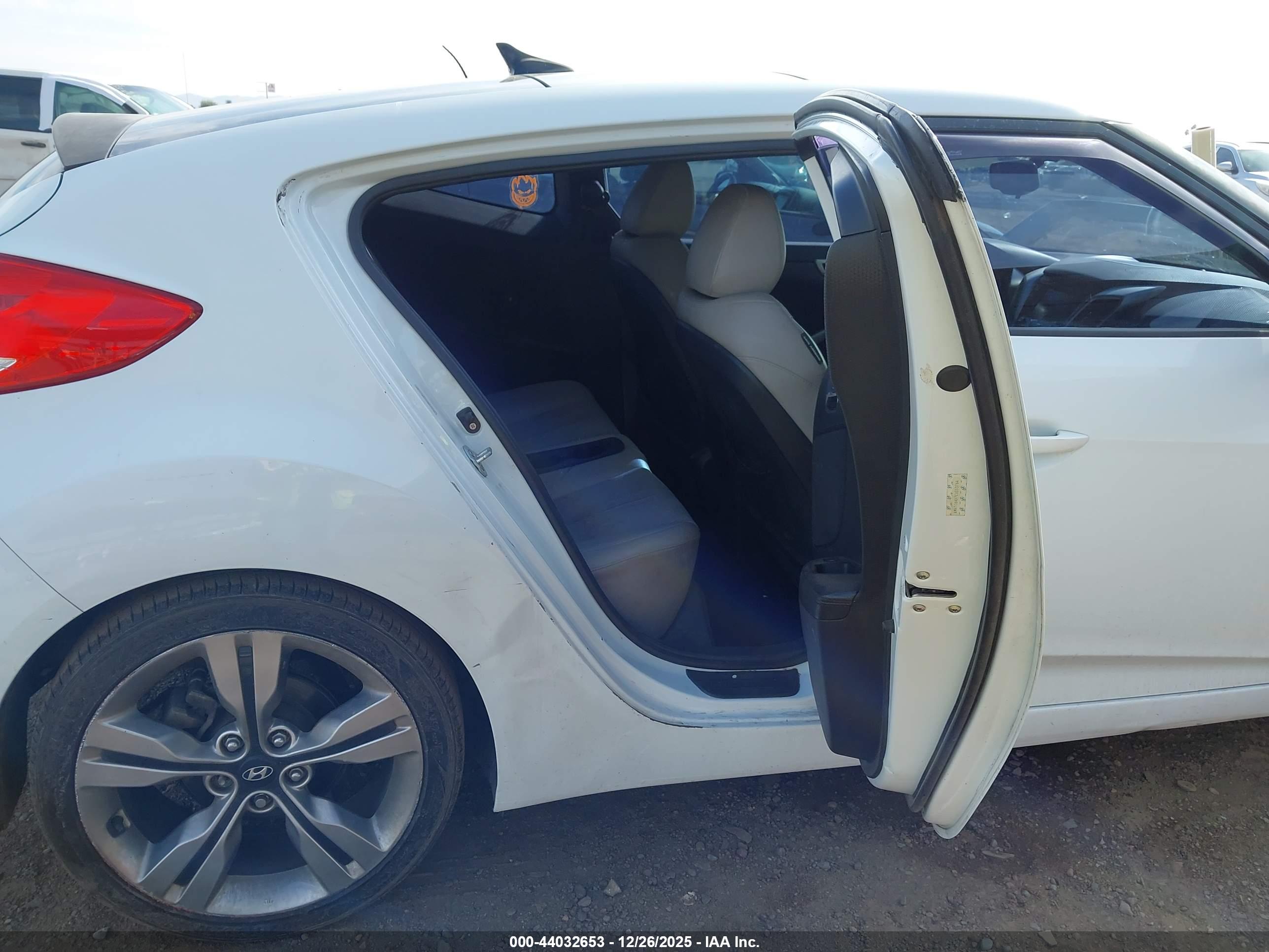 HYUNDAI VELOSTER image 8