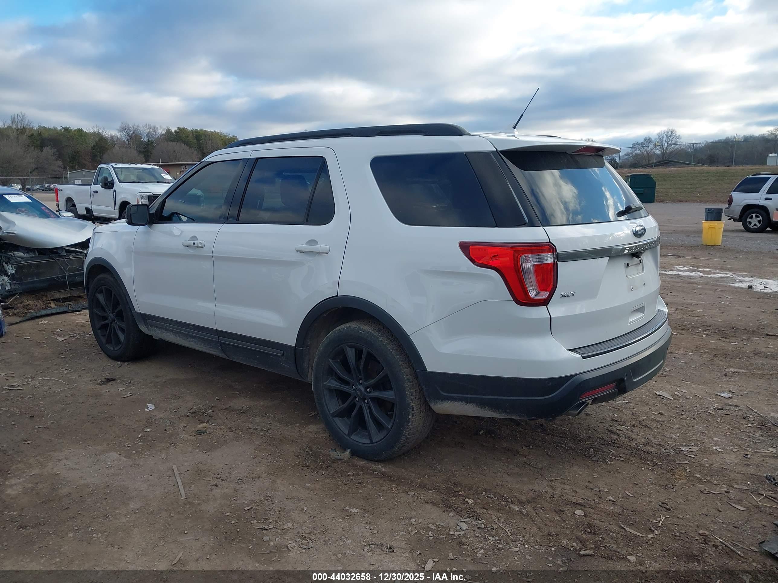 FORD EXPLORER image 3