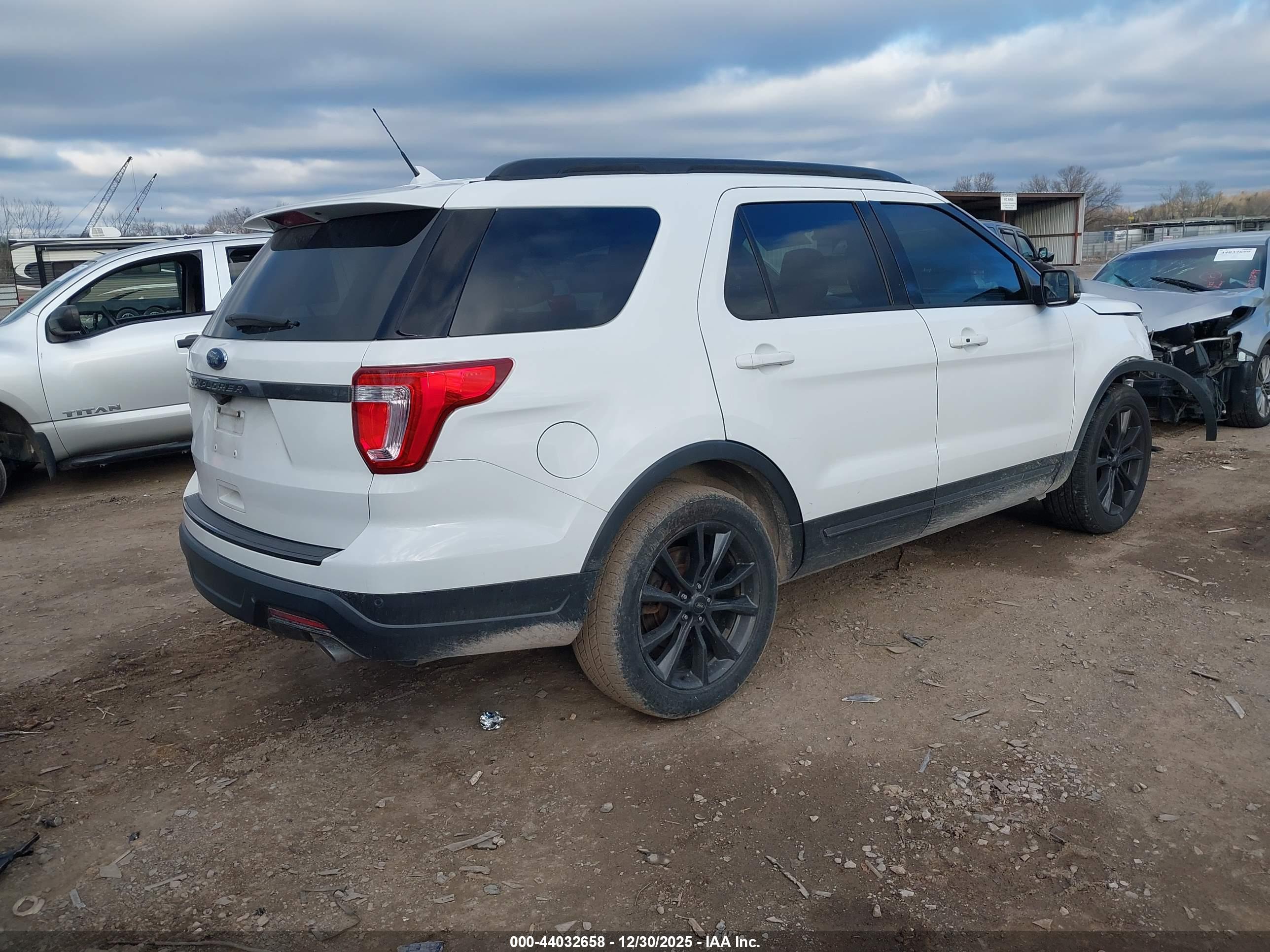 FORD EXPLORER image 4