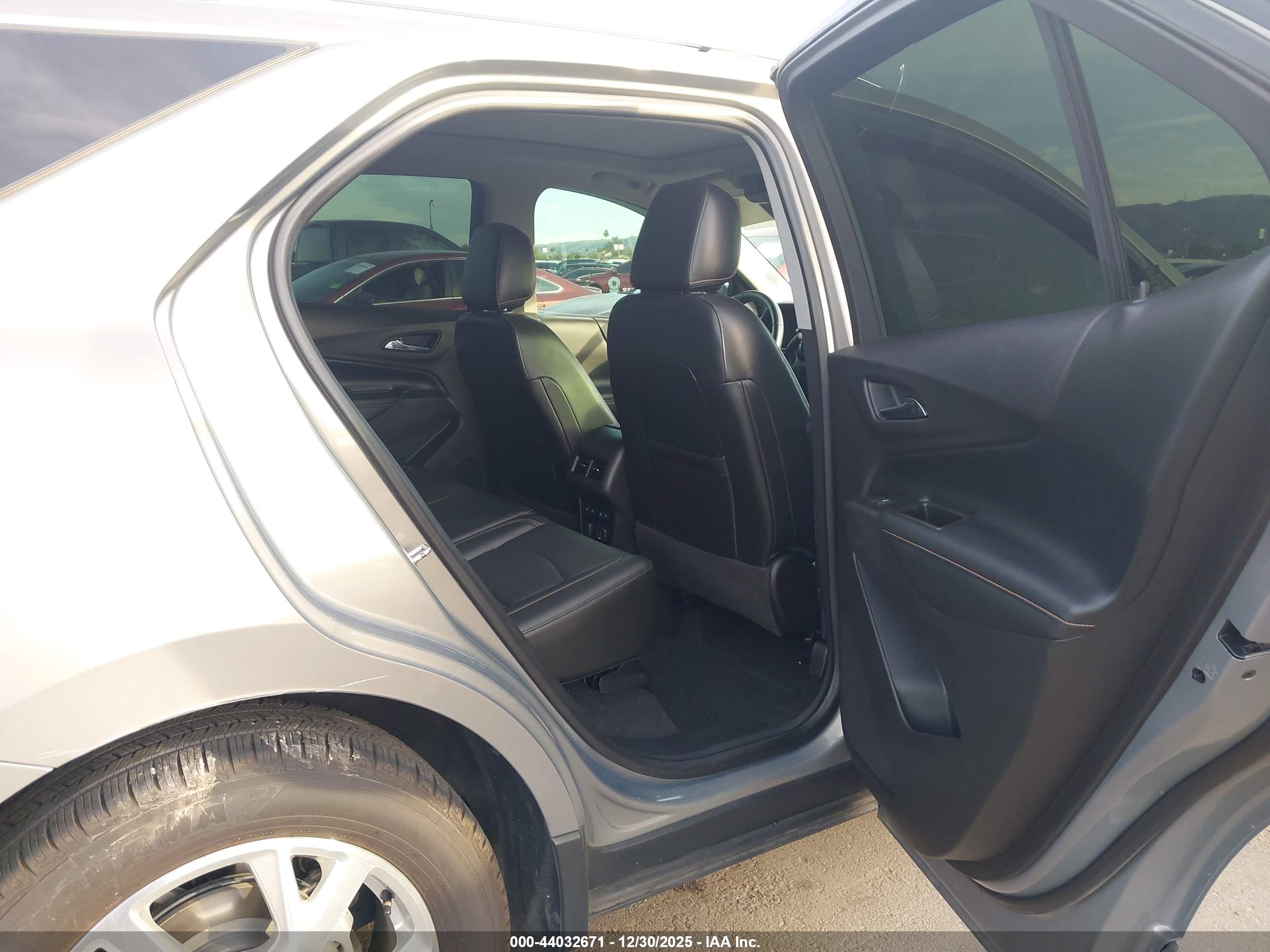 CHEVROLET EQUINOX image 8