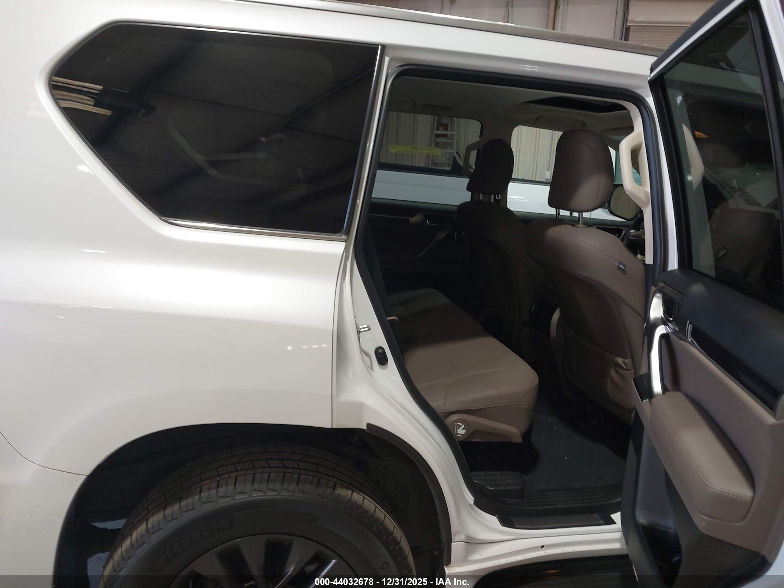 LEXUS GX image 8