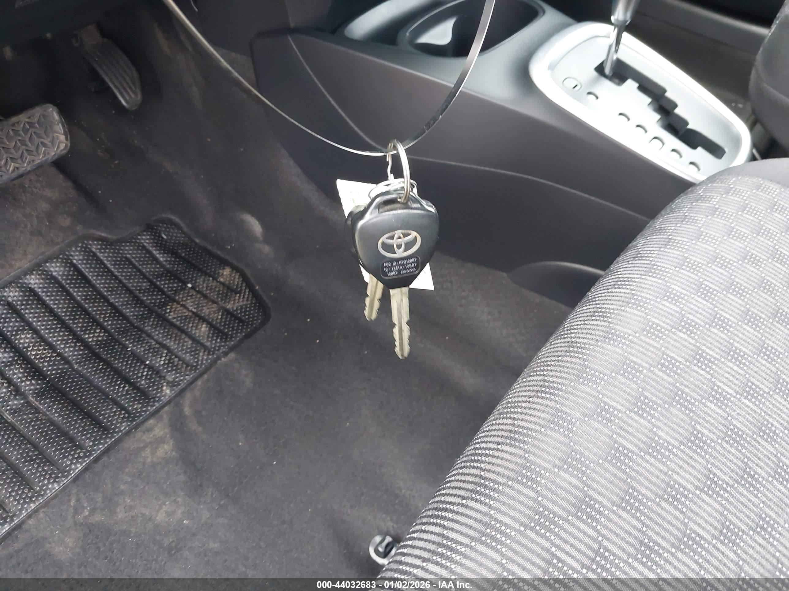 TOYOTA YARIS image 11