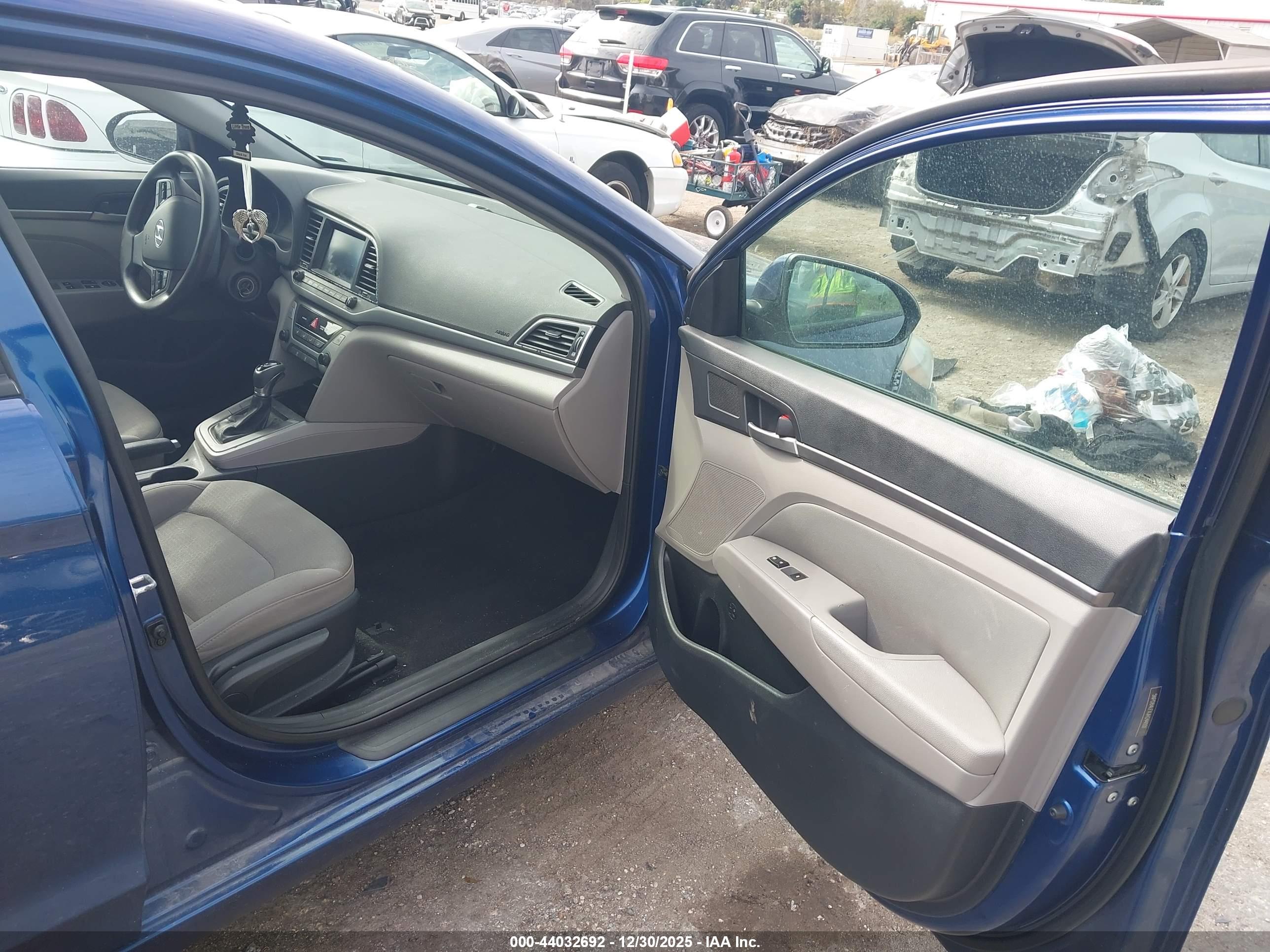 HYUNDAI ELANTRA image 5