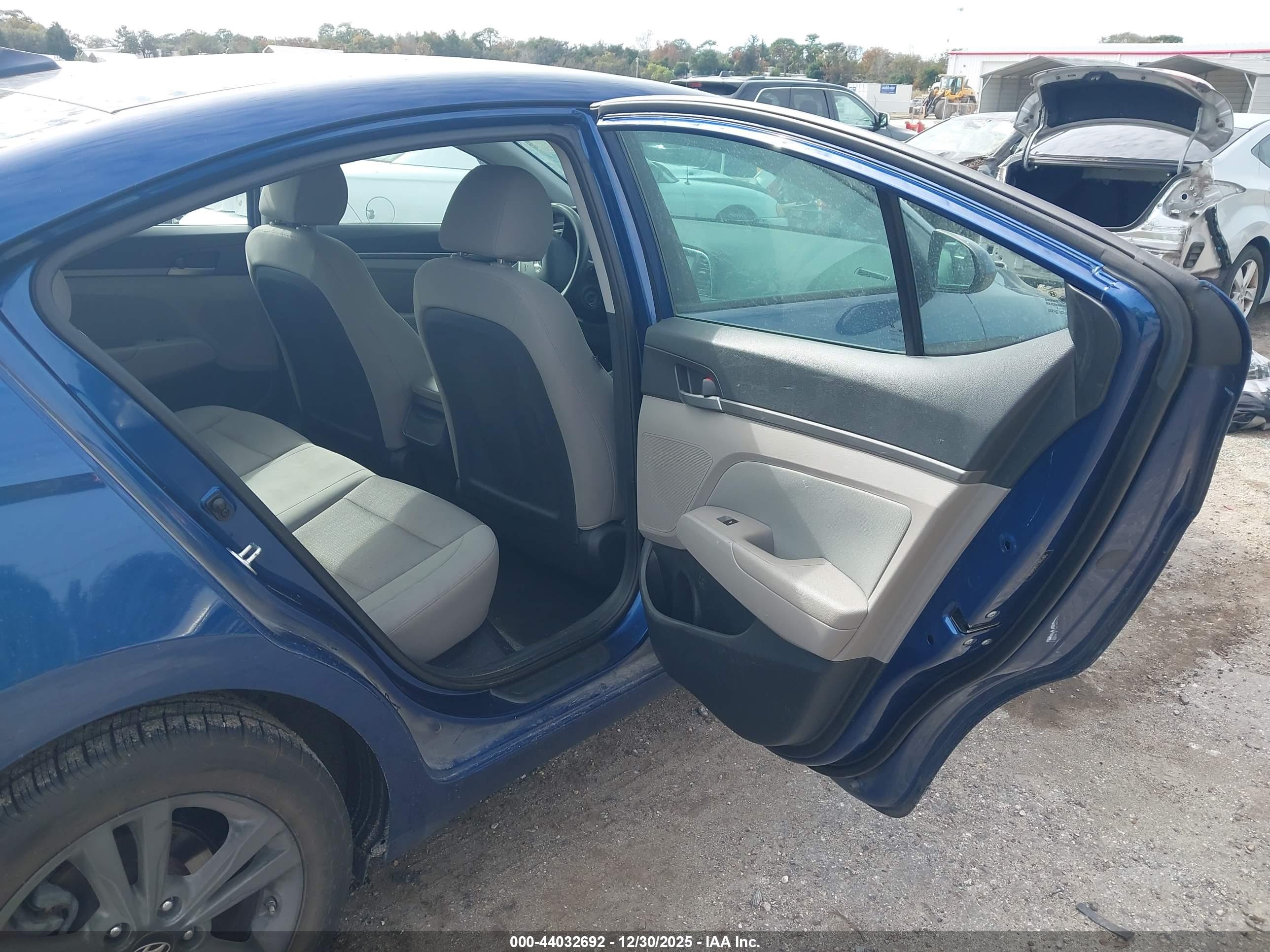 HYUNDAI ELANTRA image 8