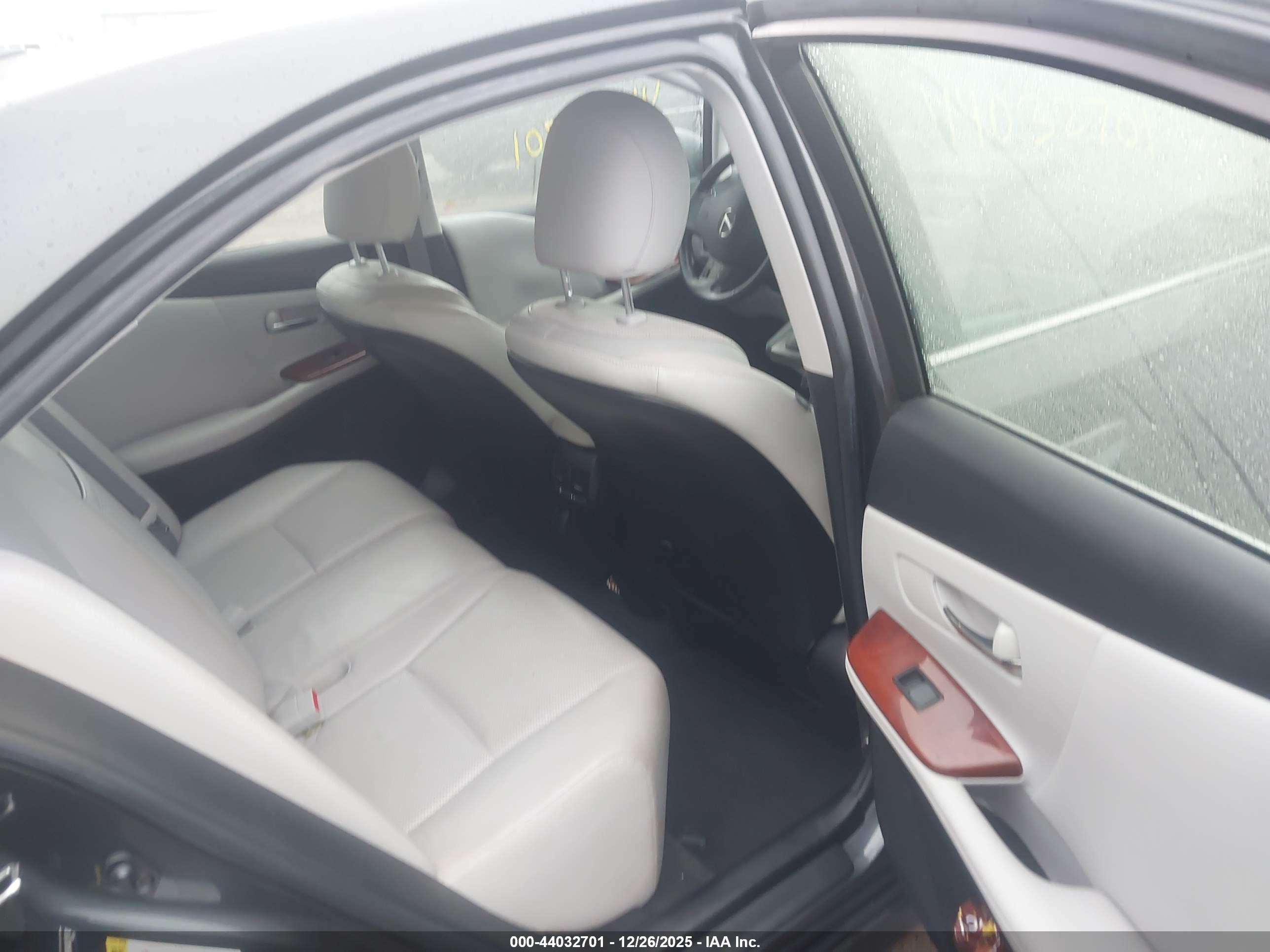 LEXUS HS image 8